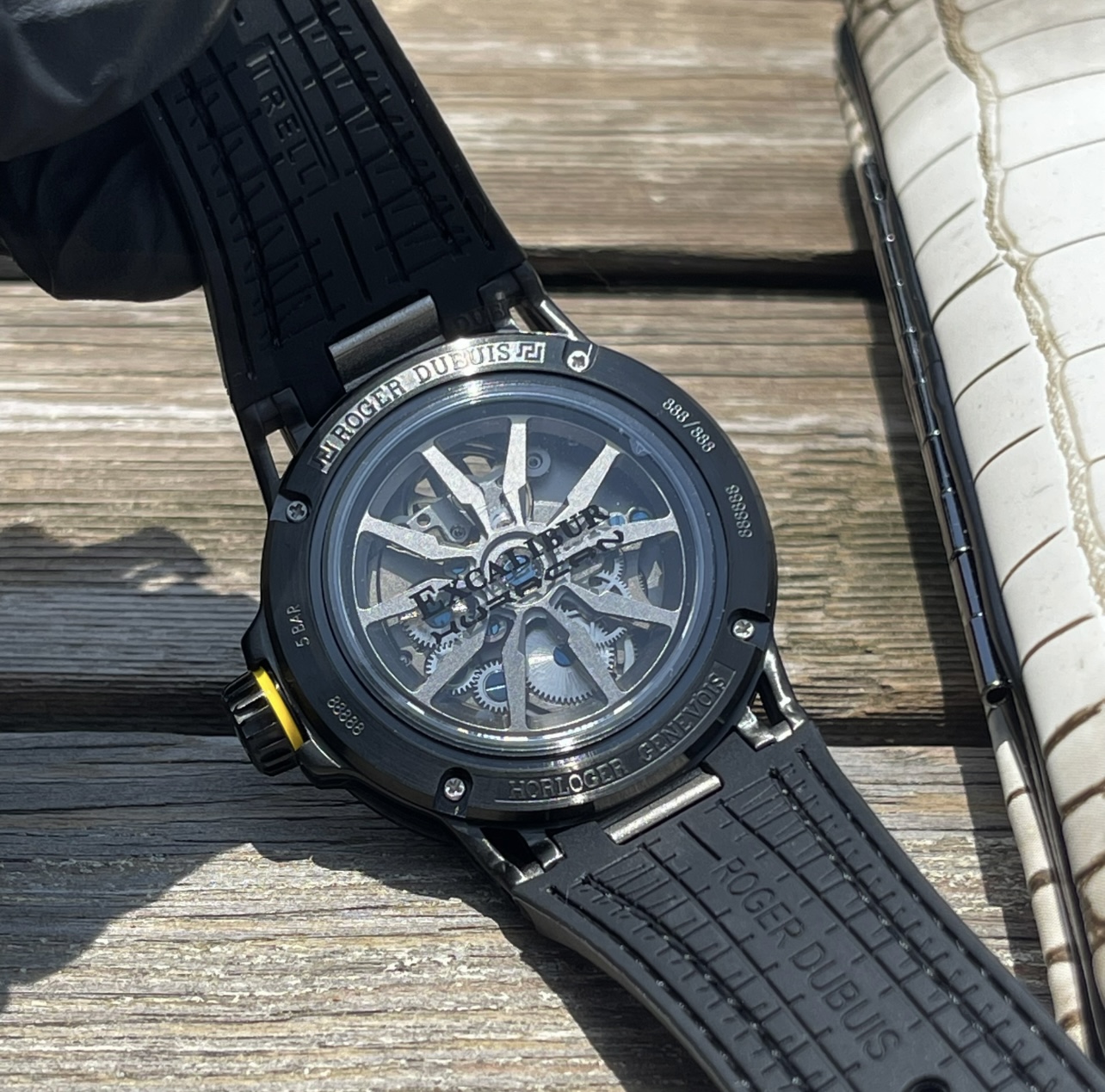 “Roger Dubuis Excalibur Royal Series Autolinker Watch: 46mm Carbon Titanium, Black DLC, Geneva Etching, Rubber Bands” - 图片 4