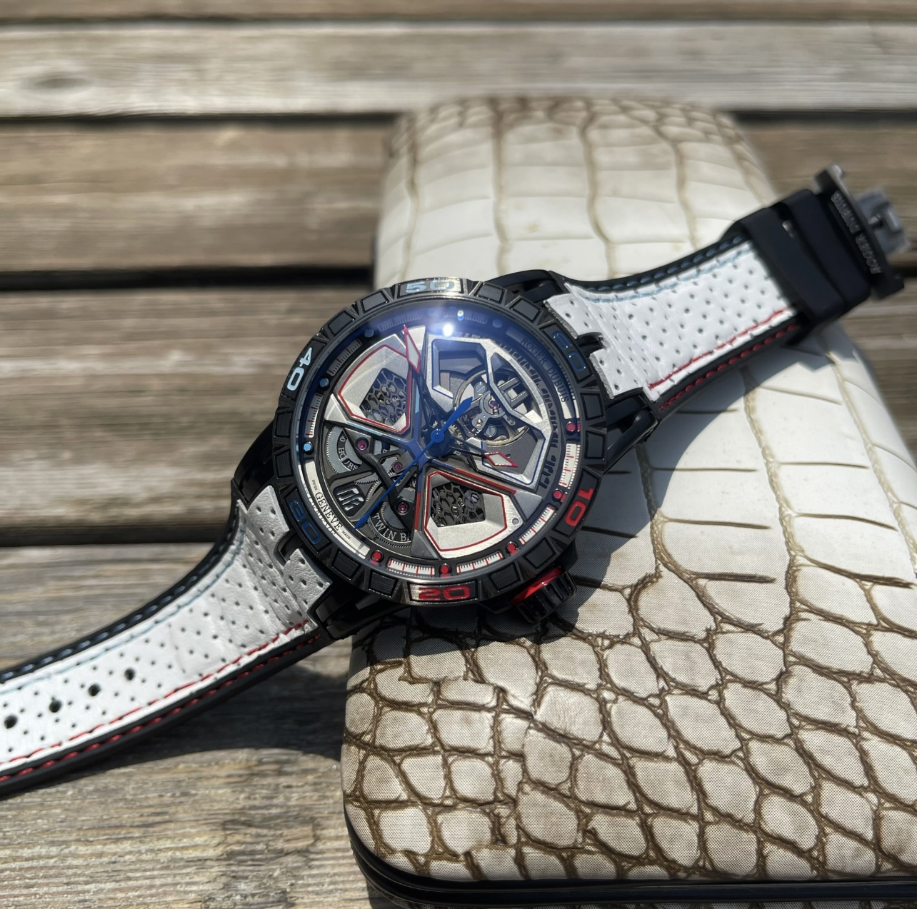 “Roger Dubuis Excalibur Royal Series Autolinker Watch: 46mm Carbon Titanium, Black DLC, Geneva Etching, Rubber Bands” - 图片 7