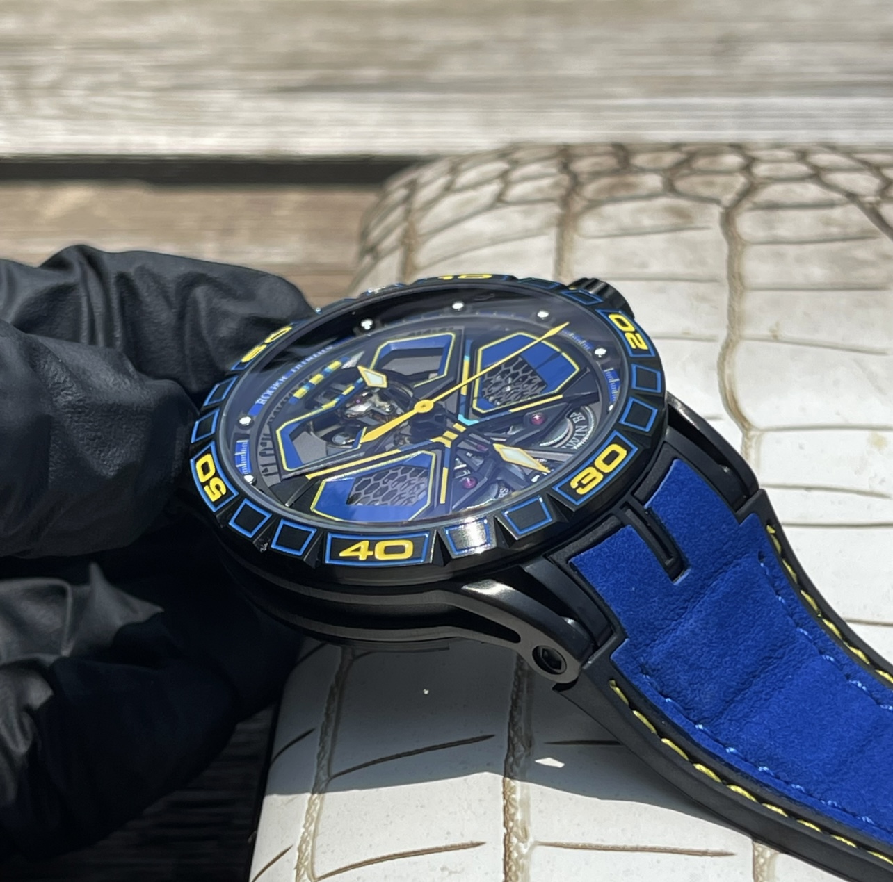 “Roger Dubuis Excalibur Royal Series Autolinker Watch: 46mm Carbon Titanium, Black DLC, Geneva Etching, Rubber Bands” - 图片 3