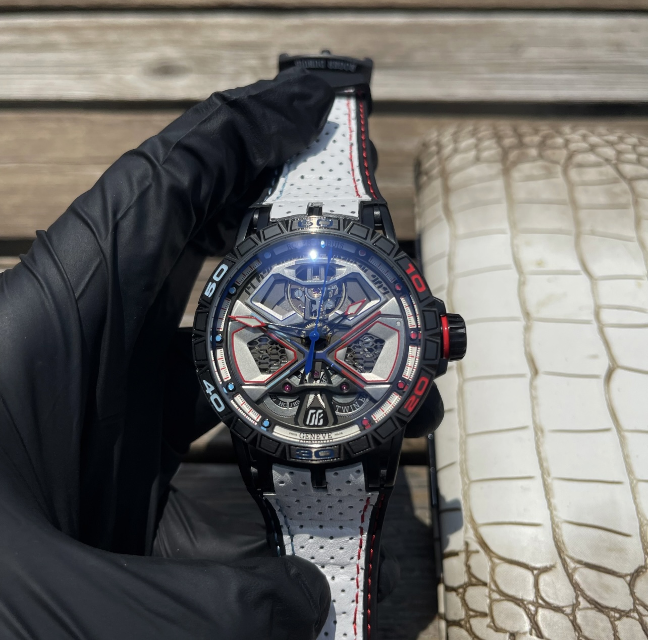 “Roger Dubuis Excalibur Royal Series Autolinker Watch: 46mm Carbon Titanium, Black DLC, Geneva Etching, Rubber Bands” - 图片 6