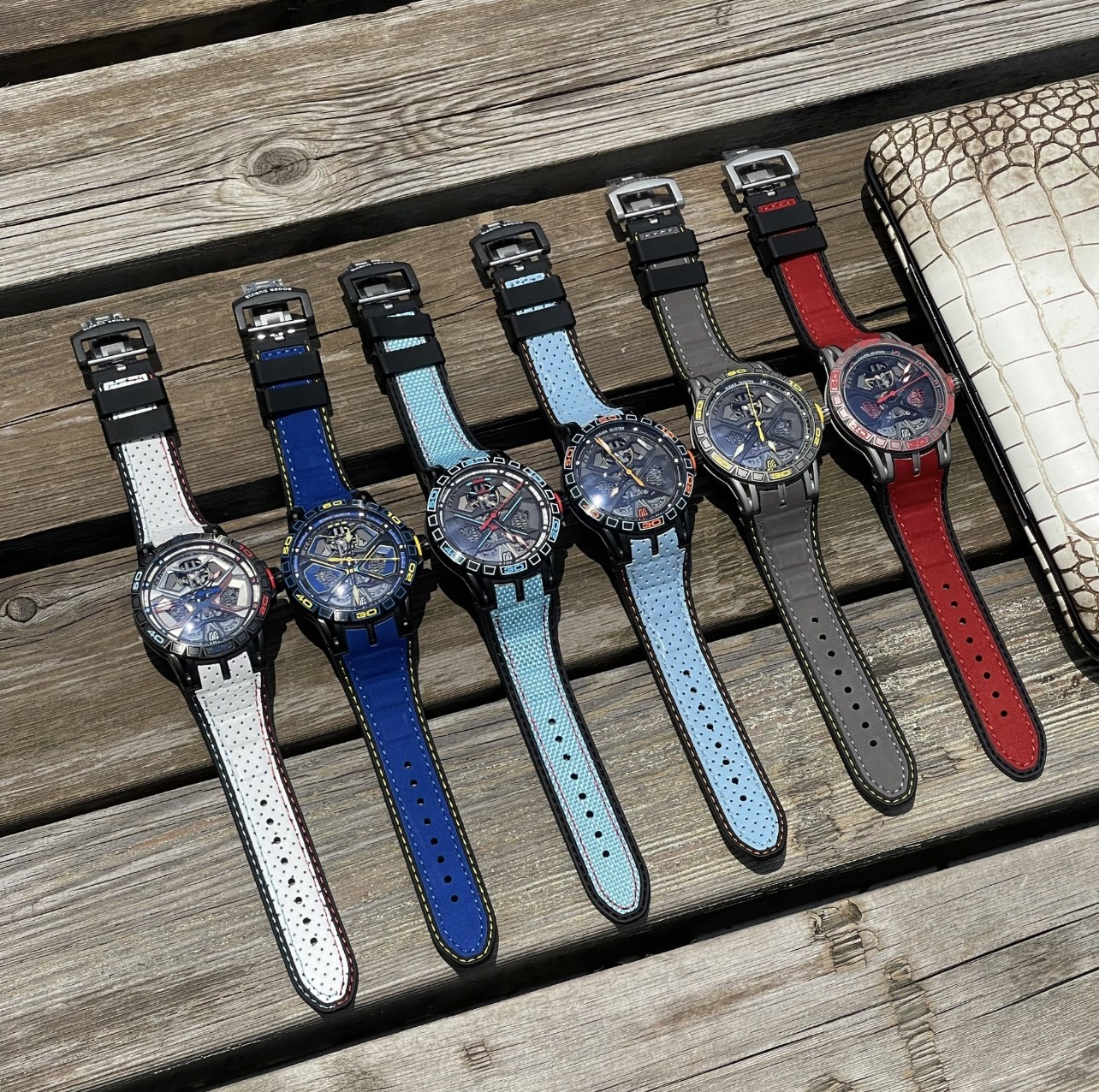 “Roger Dubuis Excalibur Royal Series Autolinker Watch: 46mm Carbon Titanium, Black DLC, Geneva Etching, Rubber Bands” - 图片 9