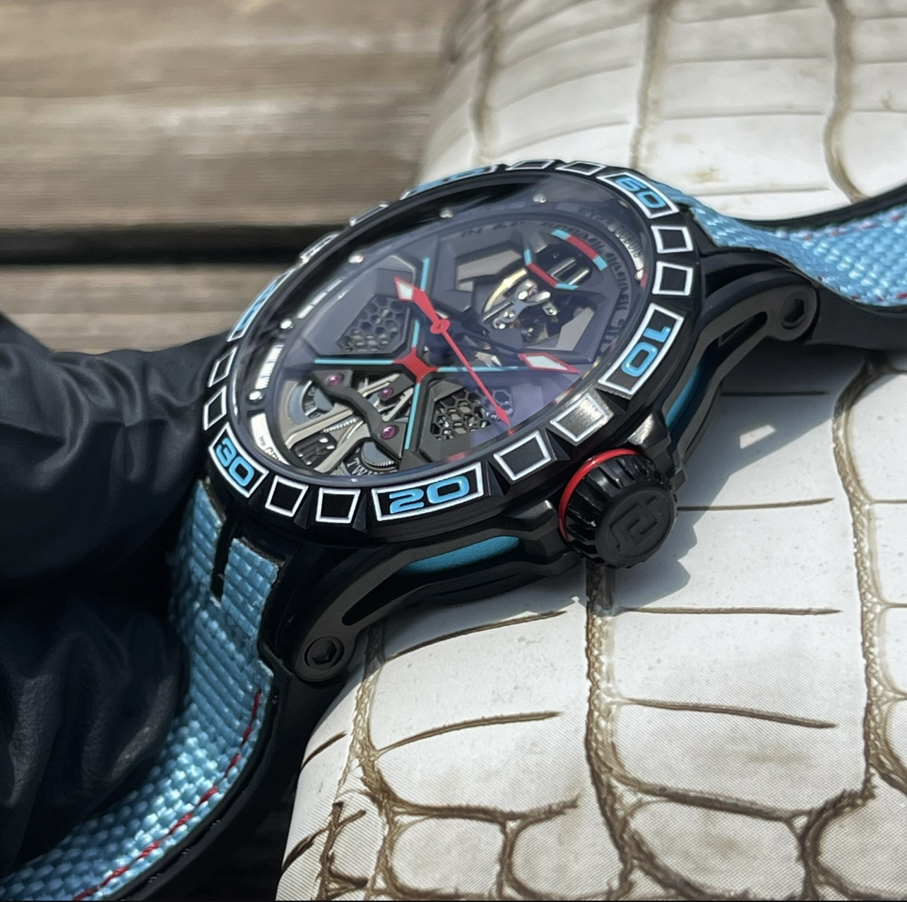 Roger Dubuis Excalibur Royal Series Autolinker Watch Review: 2070 Governor Edition with Sapphire Crystal and Carbon Titanium Alloy - 图片 2