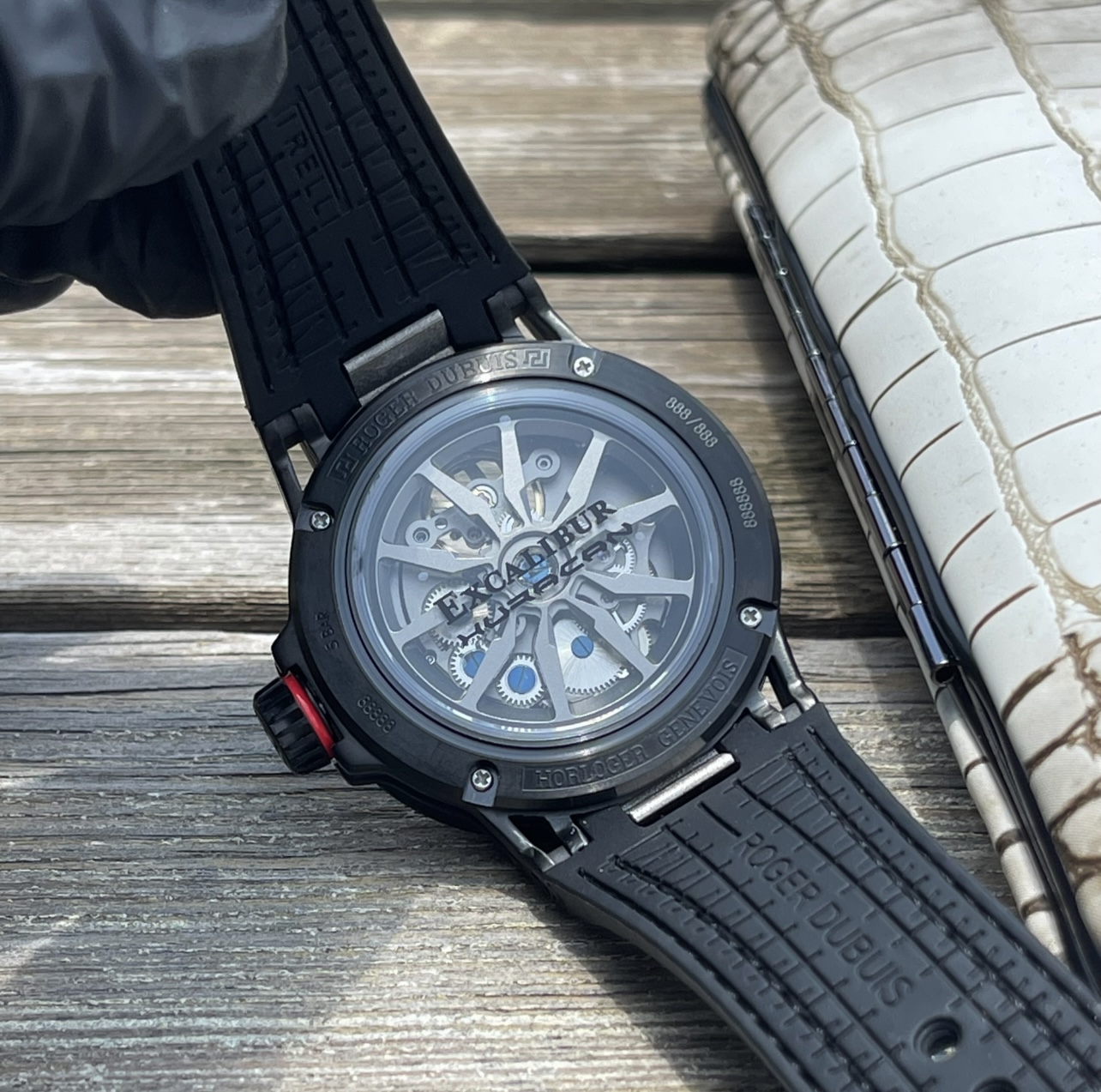 Roger Dubuis Excalibur Royal Series Autolinker Watch Review: 2070 Governor Edition with Sapphire Crystal and Carbon Titanium Alloy - 图片 4
