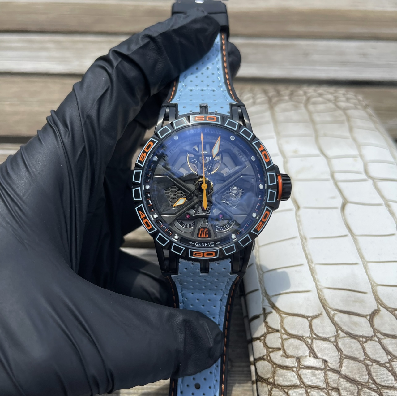 Roger Dubuis Excalibur Royal Series Autolinker Watch Review: 2070 Governor Edition with Sapphire Crystal and Carbon Titanium Alloy - 图片 6