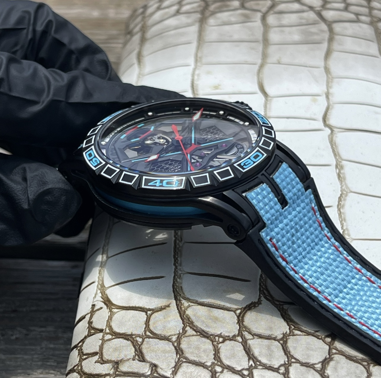 Roger Dubuis Excalibur Royal Series Autolinker Watch Review: 2070 Governor Edition with Sapphire Crystal and Carbon Titanium Alloy - 图片 3