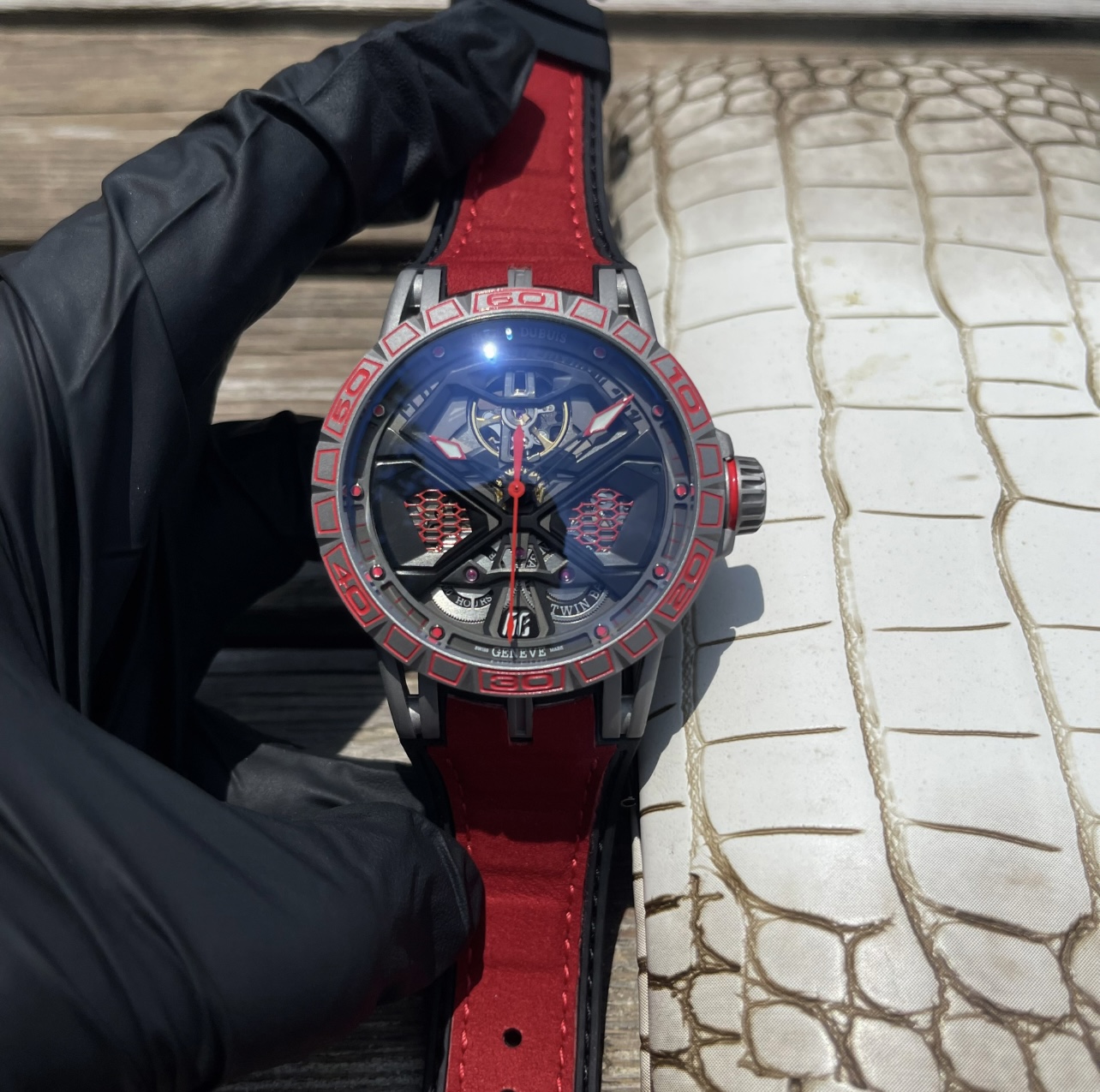 “Roger Dubuis Excalibur Royal Series Autolinker: Power and Beauty in Carbon Titanium Alloy”