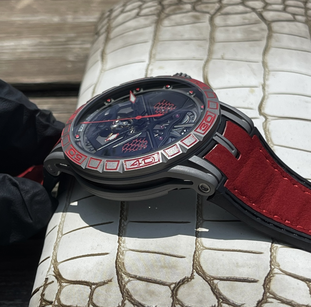 “Roger Dubuis Excalibur Royal Series Autolinker: Power and Beauty in Carbon Titanium Alloy” - 图片 3