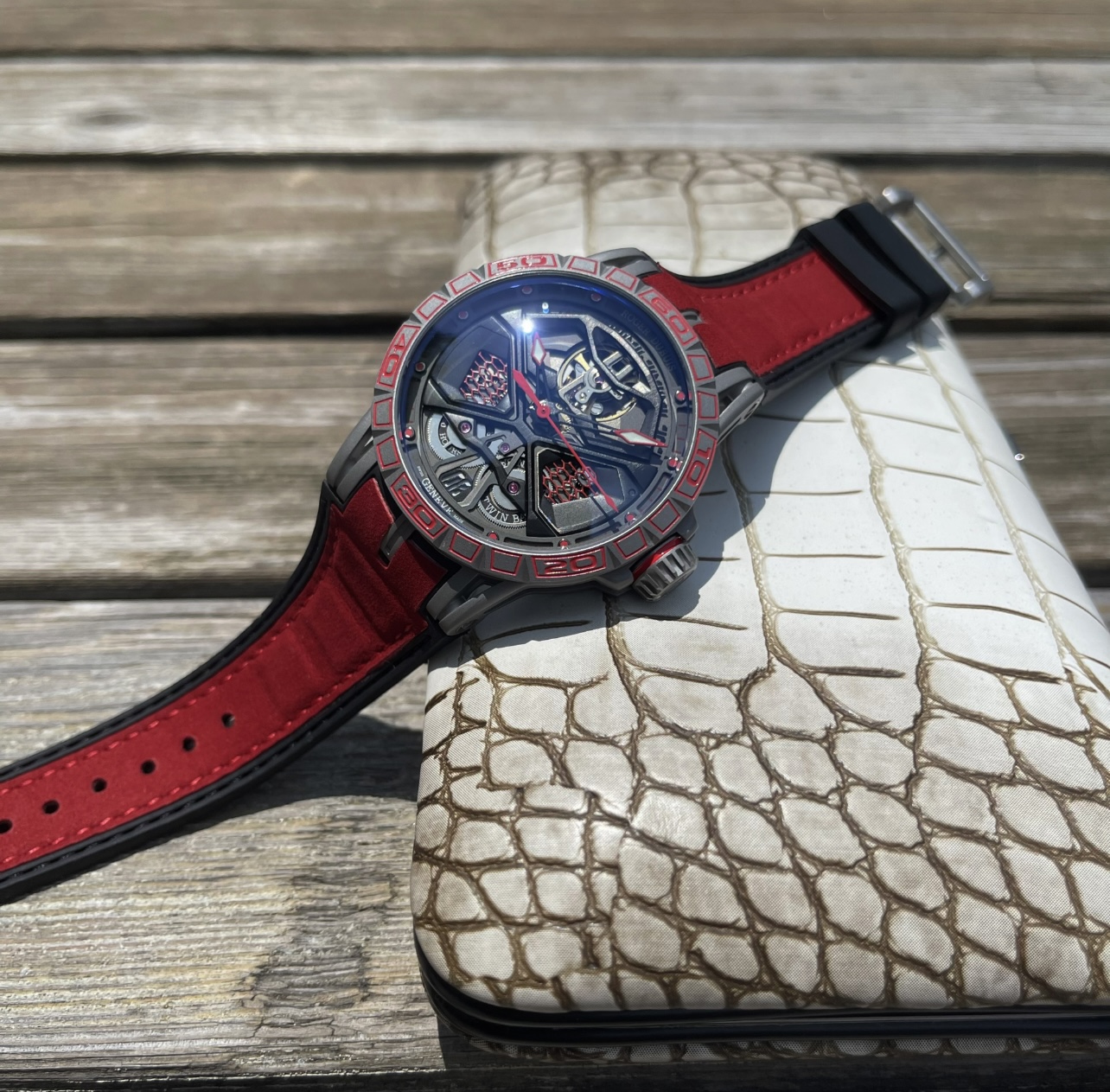 “Roger Dubuis Excalibur Royal Series Autolinker: Power and Beauty in Carbon Titanium Alloy” - 图片 6