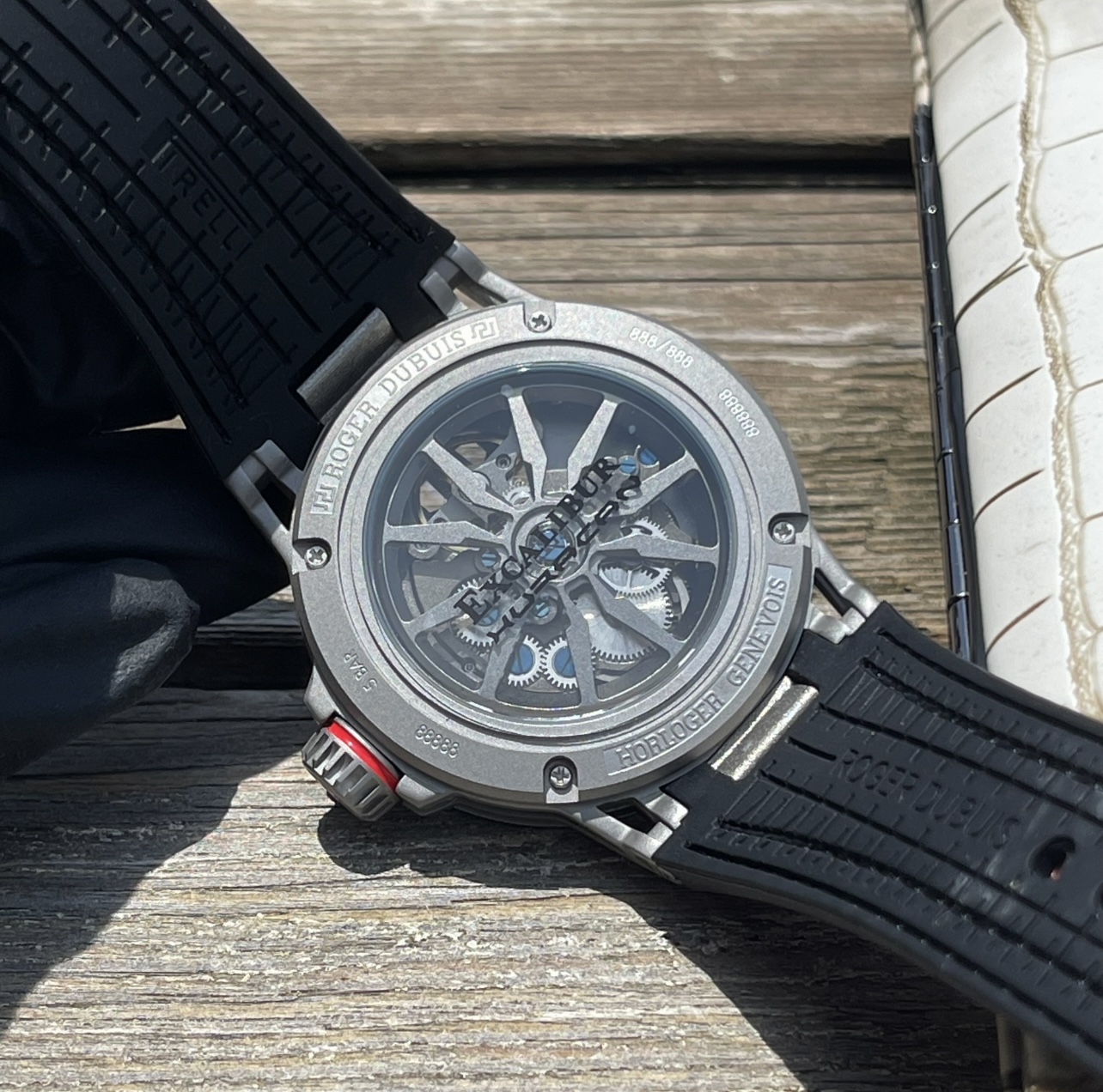“Roger Dubuis Excalibur Royal Series Autolinker: Power and Beauty in Carbon Titanium Alloy” - 图片 4