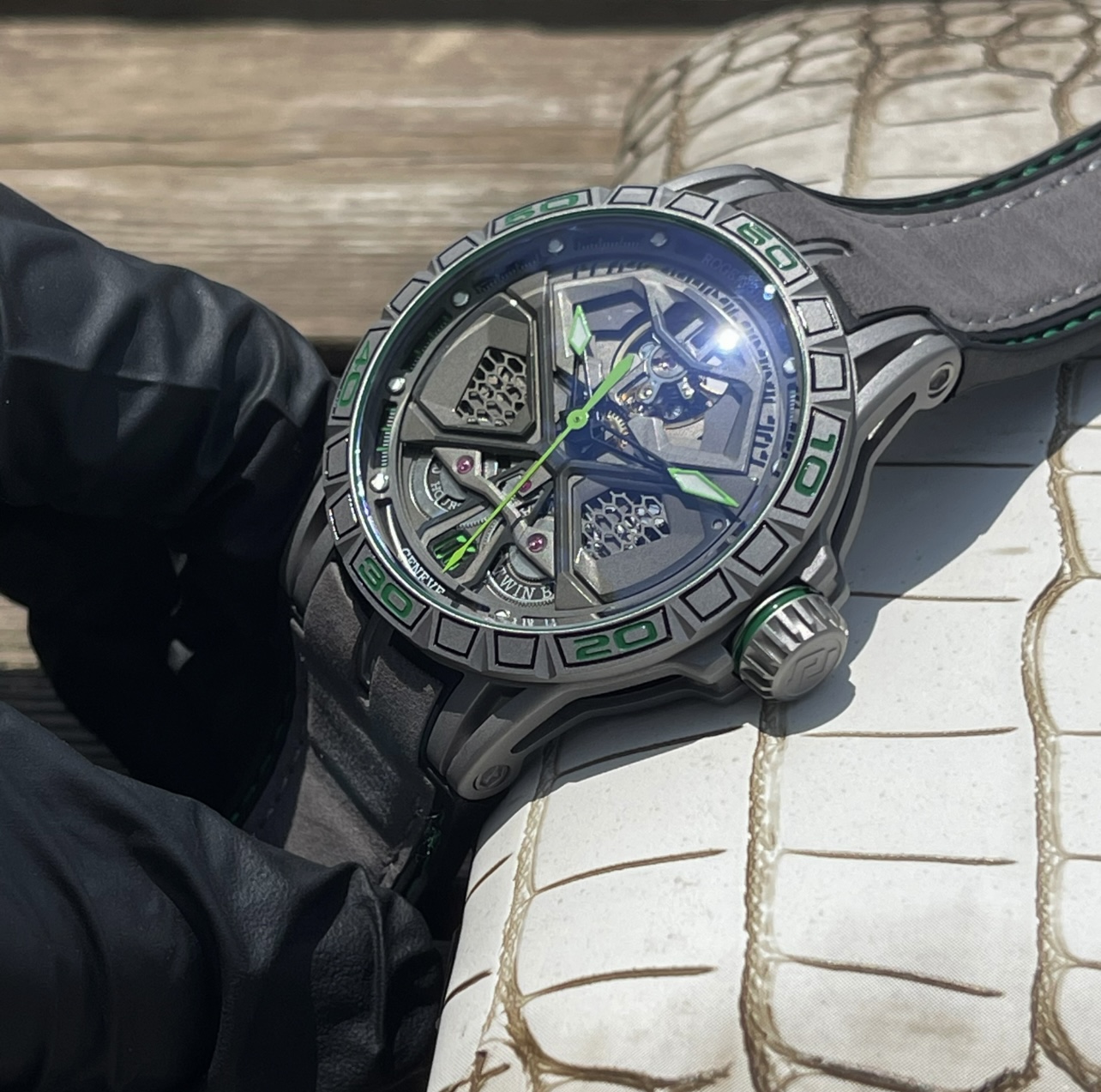 Luxury Roger Dubuis Excalibur Royal Series watch with unique design, sapphire crystal, black DLC coating, Geneva etching, and rubber strap. - 图片 4