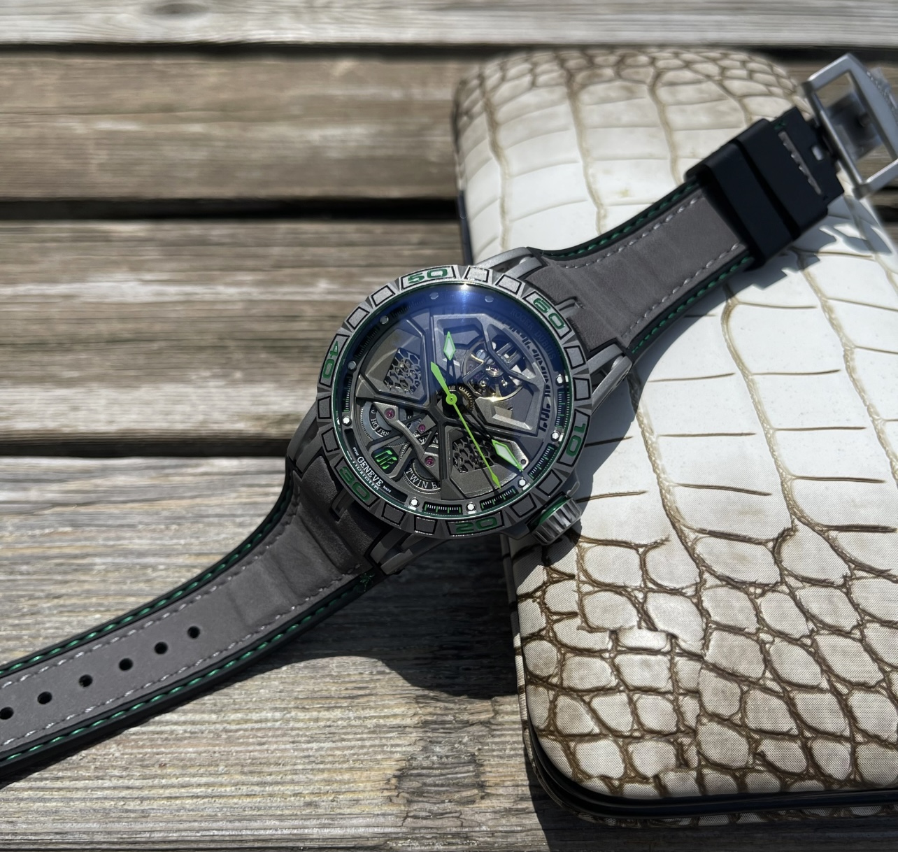 Luxury Roger Dubuis Excalibur Royal Series watch with unique design, sapphire crystal, black DLC coating, Geneva etching, and rubber strap. - 图片 8