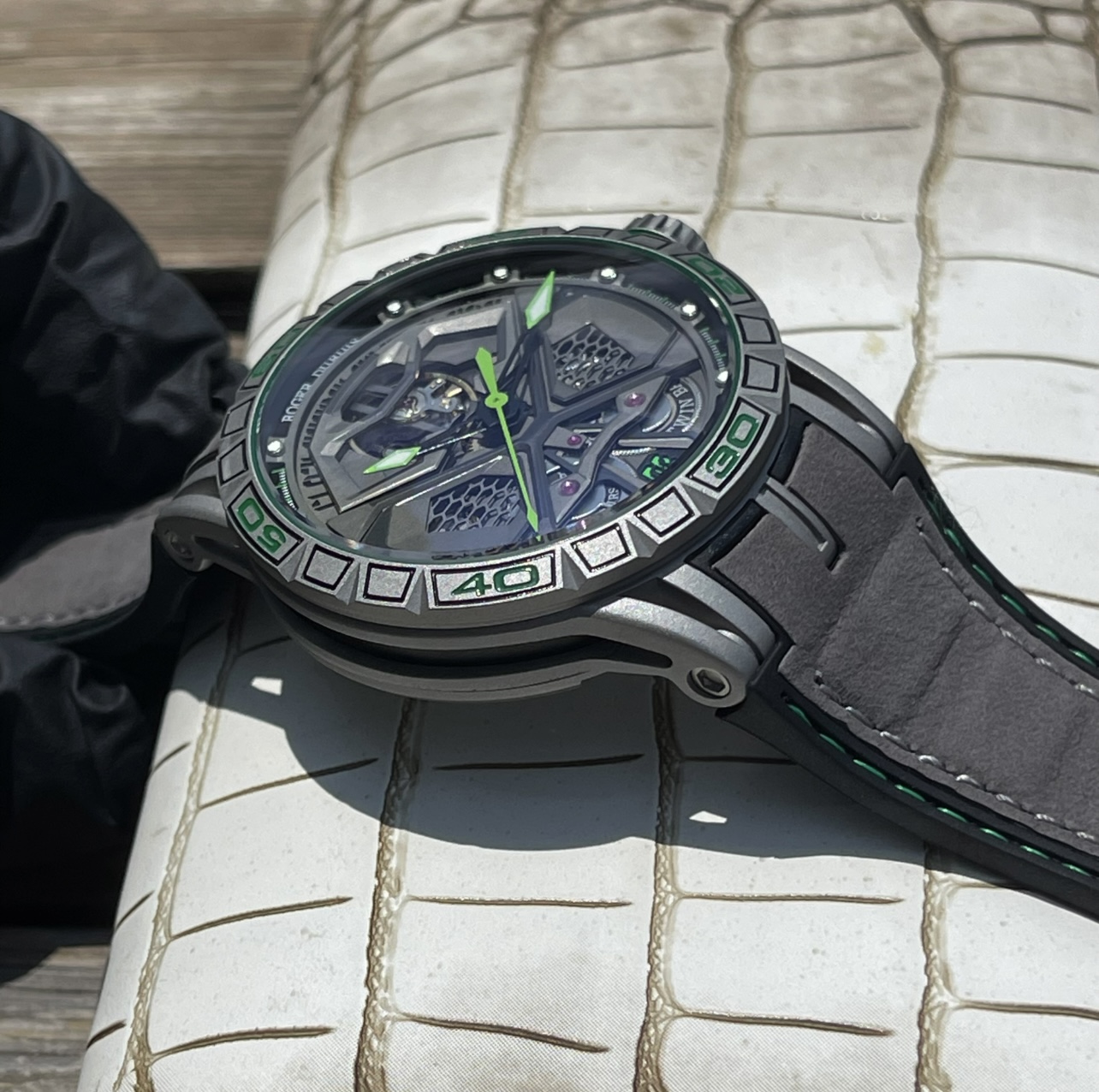 Luxury Roger Dubuis Excalibur Royal Series watch with unique design, sapphire crystal, black DLC coating, Geneva etching, and rubber strap. - 图片 5