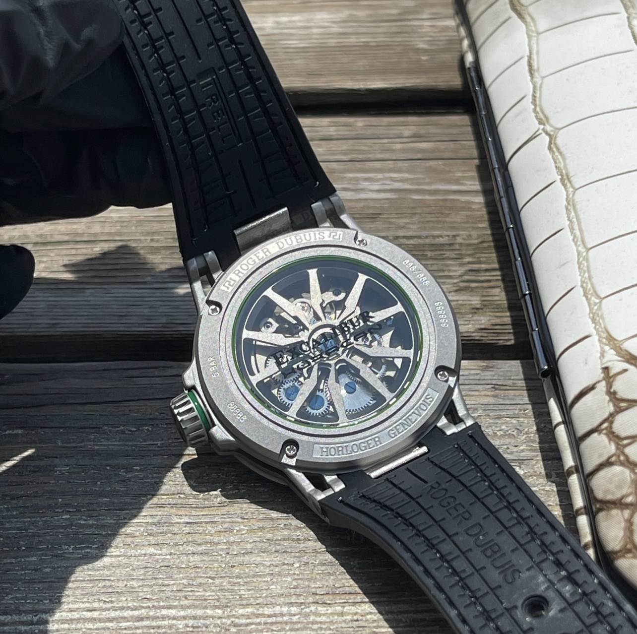 Luxury Roger Dubuis Excalibur Royal Series watch with unique design, sapphire crystal, black DLC coating, Geneva etching, and rubber strap. - 图片 6
