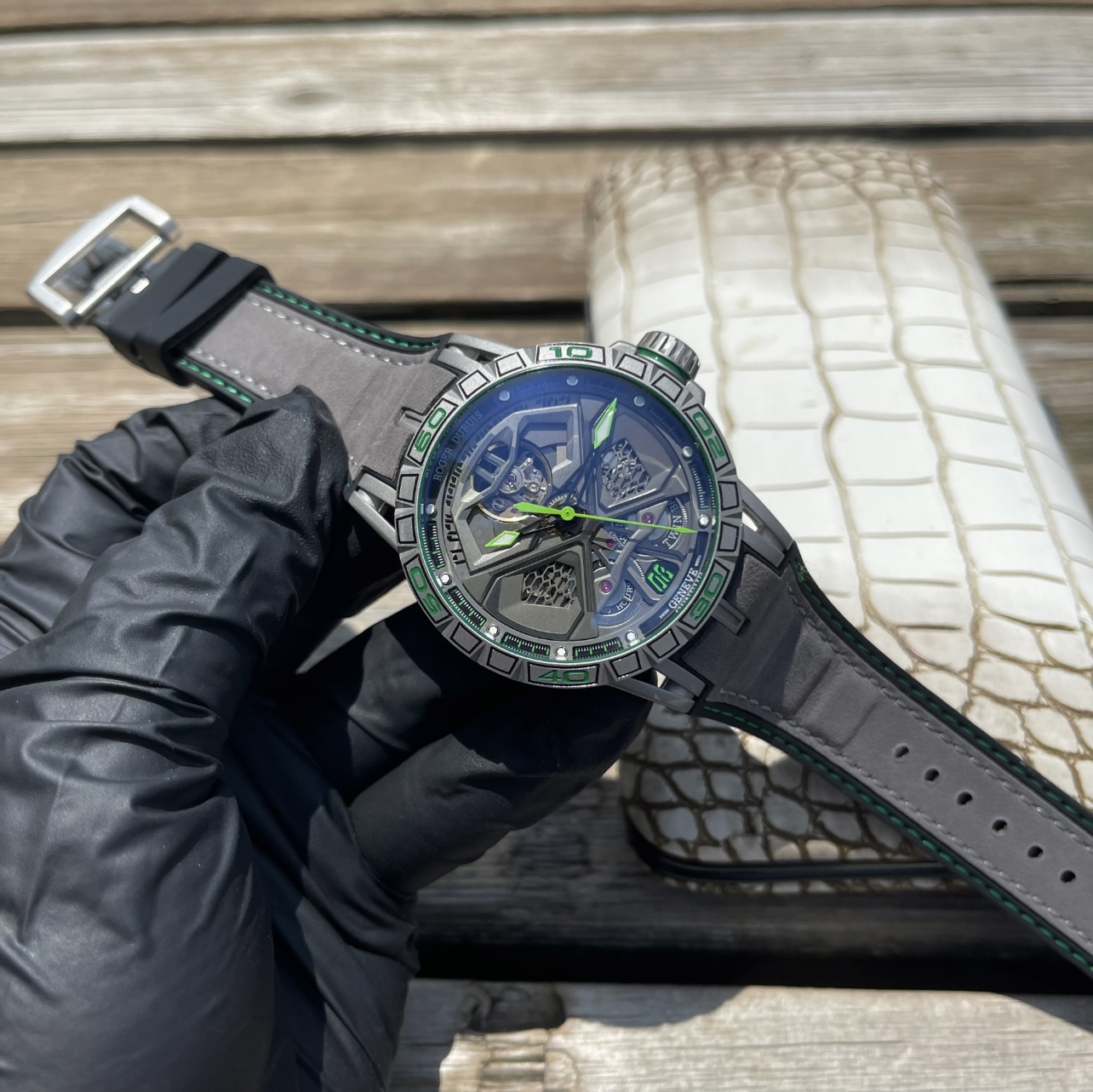 Luxury Roger Dubuis Excalibur Royal Series watch with unique design, sapphire crystal, black DLC coating, Geneva etching, and rubber strap. - 图片 2