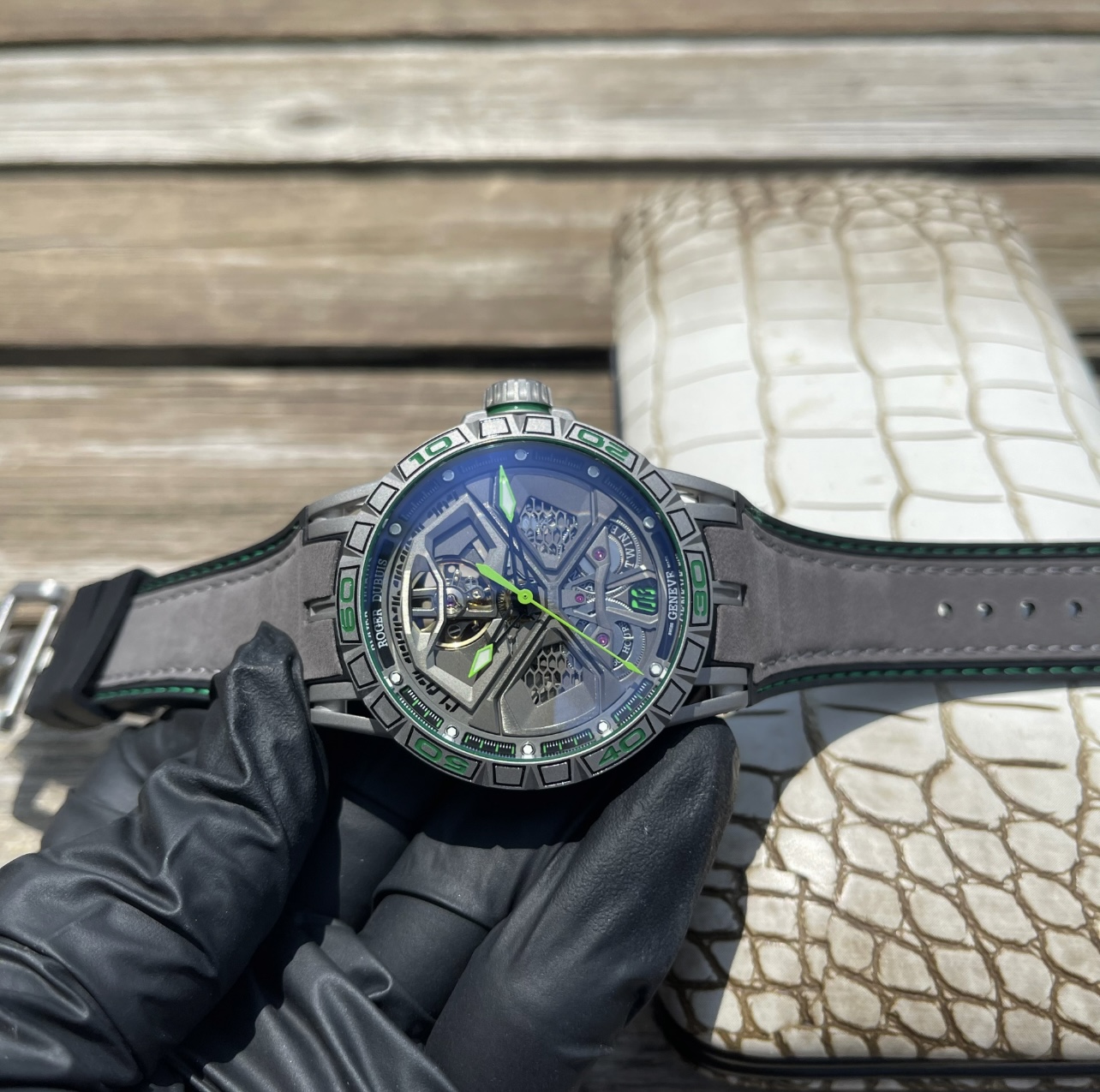 Luxury Roger Dubuis Excalibur Royal Series watch with unique design, sapphire crystal, black DLC coating, Geneva etching, and rubber strap. - 图片 3