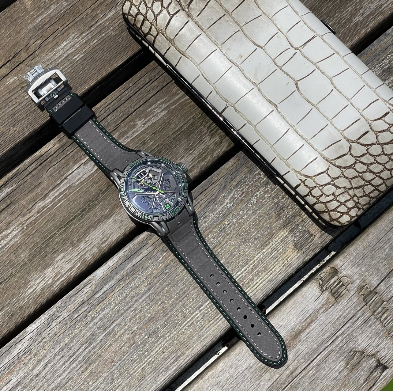 Luxury Roger Dubuis Excalibur Royal Series watch with unique design, sapphire crystal, black DLC coating, Geneva etching, and rubber strap. - 图片 9