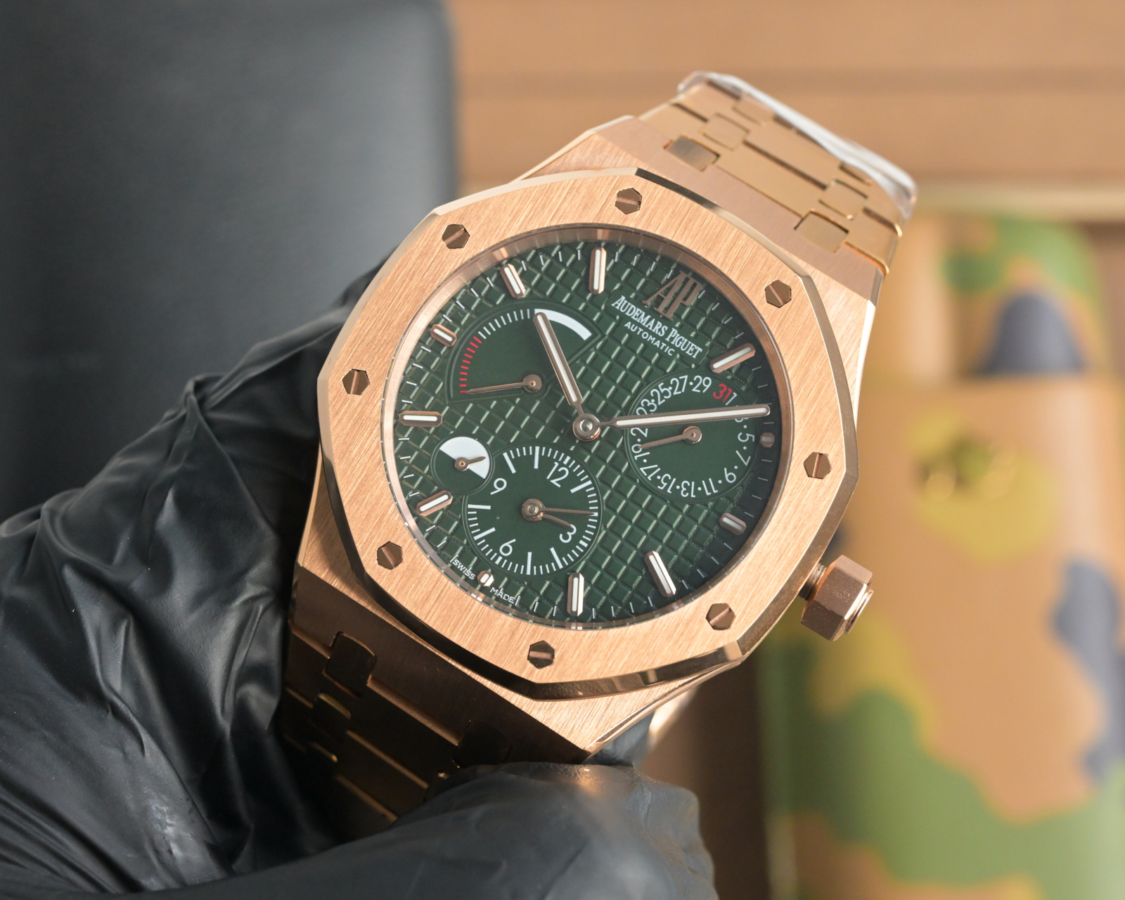Title: Abby Royal Oaks Watch Features AP’s Dual-Site Machine Core, Steel Surfaces, Saloon-Proof Crystal, and Night Light. - 图片 3
