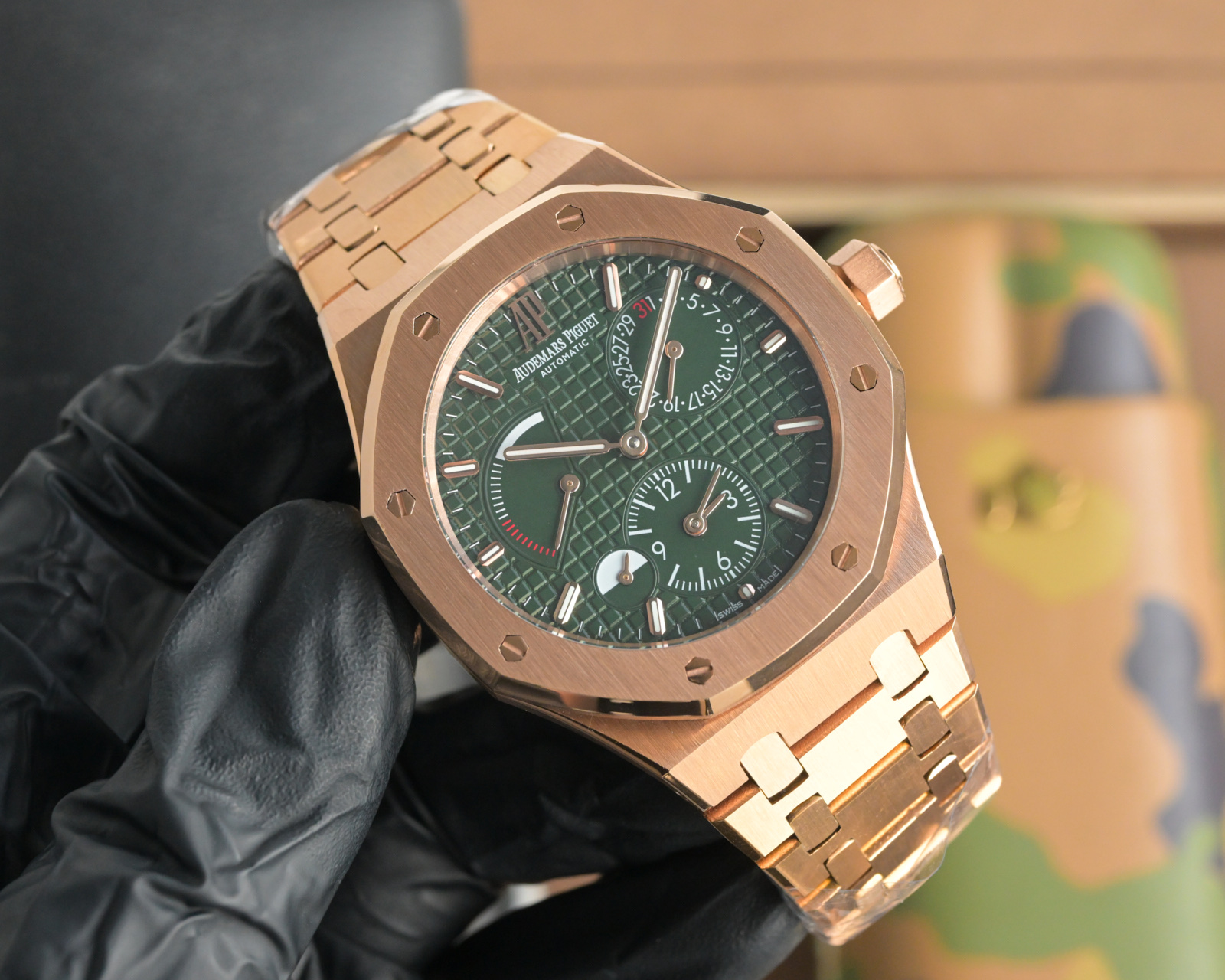 Title: Abby Royal Oaks Watch Features AP’s Dual-Site Machine Core, Steel Surfaces, Saloon-Proof Crystal, and Night Light. - 图片 2