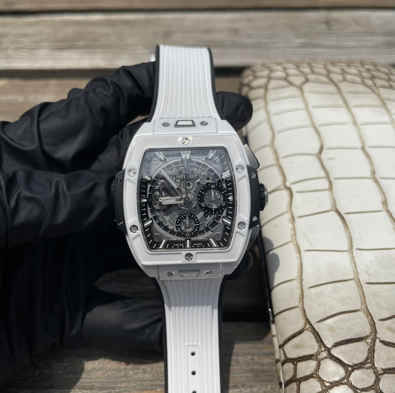 NO:385835,Hublot HUBLOT-New Color 'Ceramic Craft' Soul BIG BANG Series Inspired by racing, launches a new Spirit of Big Bang limited edition!  The watch combines all the iconic elements of the Spirit of Big Bang series with a new wine barrel-shaped all-ceramic case. The case is made of titanium metal and resin material, and uses six H-shaped screws to build a 'sandwich' structure, conveying the concept of 'fusion technology', perfectly replicating the exclusive custom HUB movement, original folding buckle, and customized fluoroelastic strap. The watch is equipped with a 'one-click' quick change strap system. The wearer can easily and quickly replace the strap with just a light press!  !  !  ,19860909宇舶HUBLOT-全新彩色“陶瓷工艺” 灵魂BIG BANG系列  以赛车为灵感,推出全新Spirit of Big Bang限量腕！腕表结合Spirit of Big Bang系列的所有标志性元素,全新酒桶形全陶瓷表壳.表壳应用钛金属跟树脂材料,借助六枚H型螺丝构建“三明治”结构,传达“融合的技术”的理念,完美复刻独家定制HUB机芯,原装折叠表扣,订制氟橡胶表带,腕表配有“一键式”快速更换表带系统,佩戴者只需轻轻一按,即可以轻松快捷地替换表带！！！,,Watch