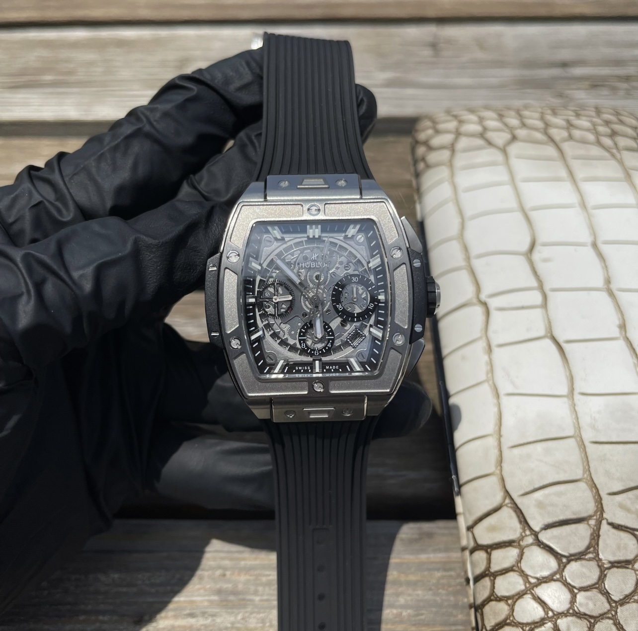 NO:385830,Hublot HUBLOT Soul BIG BANG series. Model 642.NX..RX is inspired by racing and launches a new Spirit of Big Bang limited edition!  The watch combines all the iconic elements of the Spirit of Big Bang series, and the new wine barrel-shaped case is made of titanium metal and resin materials. The case is made of six H-shaped screws to build a 'sandwich' structure, conveying the concept of 'fusion technology', perfectly replicating the exclusive custom HUB movement, original folding buckle, and customized fluoroelastic strap. The watch is equipped with a 'one-click' quick change strap system. The wearer can replace the strap easily and quickly with just one click!  !  !  ,19860909宇舶HUBLOT 灵魂BIG BANG系列.型号642.NX..RX 以赛车为灵感,推出全新Spirit of Big Bang限量腕！腕表结合Spirit of Big Bang系列的所有标志性元素,全新酒桶形表壳.表壳应用钛金属跟树脂材料,借助六枚H型螺丝构建“三明治”结构,传达“融合的技术”的理念,完美复刻独家定制HUB机芯,原装折叠表扣,订制氟橡胶表带,腕表配有“一键式”快速更换表带系统,佩戴者只需轻轻一按,即可以轻松快捷地替换表带！！！,,Watch