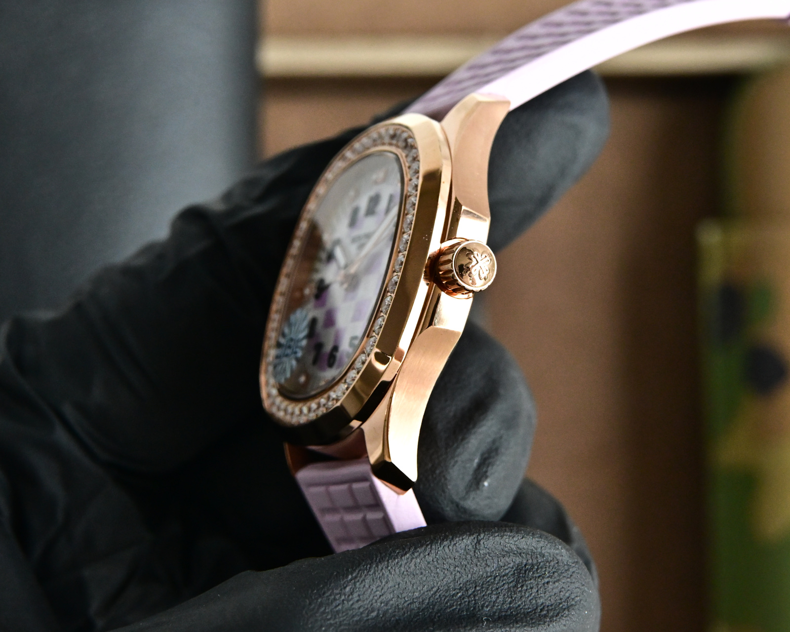 Patek Philippe Aquanaut Luce 5069R-001 cassa in oro rosa, lunetta con diamanti, quadrante bianco e lilla, cinturino lilla 35,6mm Quarzo da donna