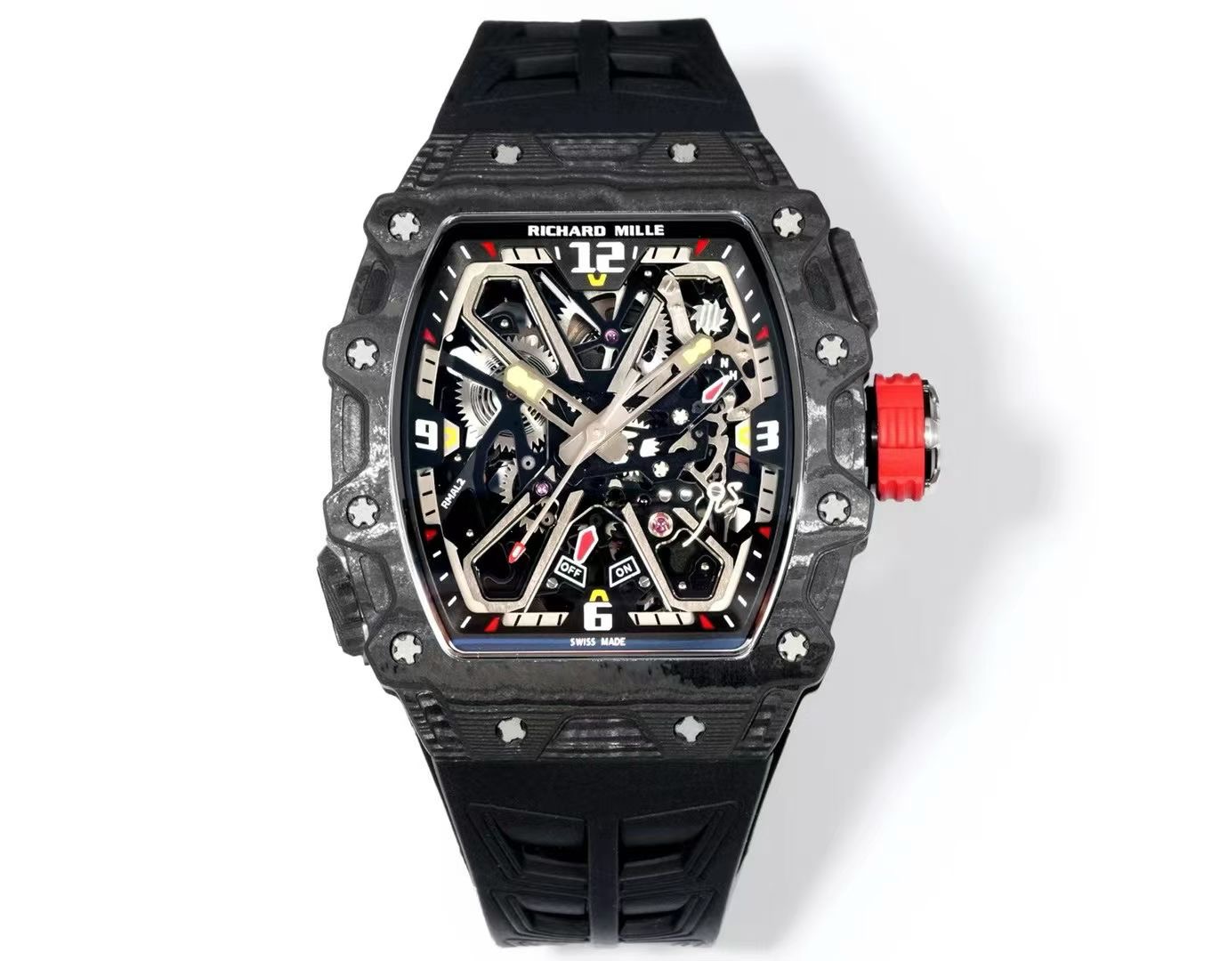 『RICHARD MILLE 』RM 35-03系列已发布5款产品 
一体机芯制作
纤薄壳套13.5 mm

表壳采用超轻耐磨的石英碳纤维NTPT与碳纤维TPT制作，分别为：蒂芙尼蓝NTPT. 暴力黄NTPT. 白色NTPT．蓝色NTPT．黑色TPT

均使用自动上链机芯，从正面能够直接看到机芯的镀黑、倒角、抛光、拉丝、喷砂等手工润饰细节。

轻量化材质戴起来毫无负担，运动风设计混搭休闲装、辣妹裙都超搭，甜酷平衡得刚刚好！
细节控狂喜！利落的线条＋清晰表盘，颜值和实用性双在线，日常通勤或出街炸场都hold住~