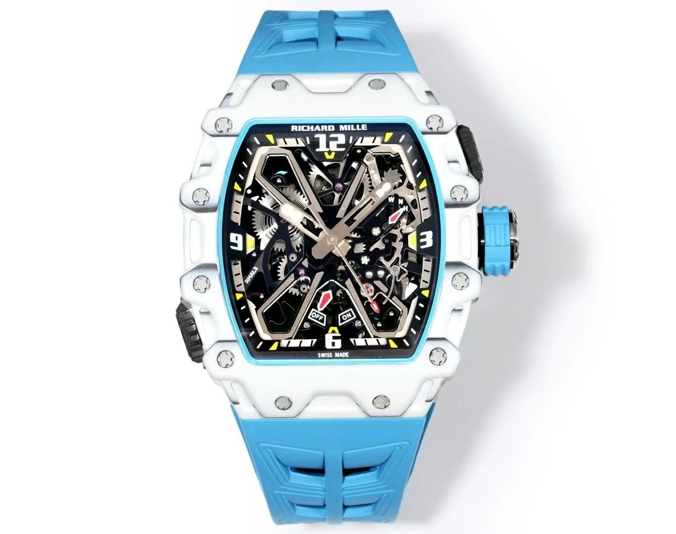 『RICHARD MILLE 』RM 35-03系列已发布5款产品 
一体机芯制作
纤薄壳套13.5 mm

表壳采用超轻耐磨的石英碳纤维NTPT与碳纤维TPT制作，分别为：蒂芙尼蓝NTPT. 暴力黄NTPT. 白色NTPT．蓝色NTPT．黑色TPT

均使用自动上链机芯，从正面能够直接看到机芯的镀黑、倒角、抛光、拉丝、喷砂等手工润饰细节。

轻量化材质戴起来毫无负担，运动风设计混搭休闲装、辣妹裙都超搭，甜酷平衡得刚刚好！
细节控狂喜！利落的线条＋清晰表盘，颜值和实用性双在线，日常通勤或出街炸场都hold住~