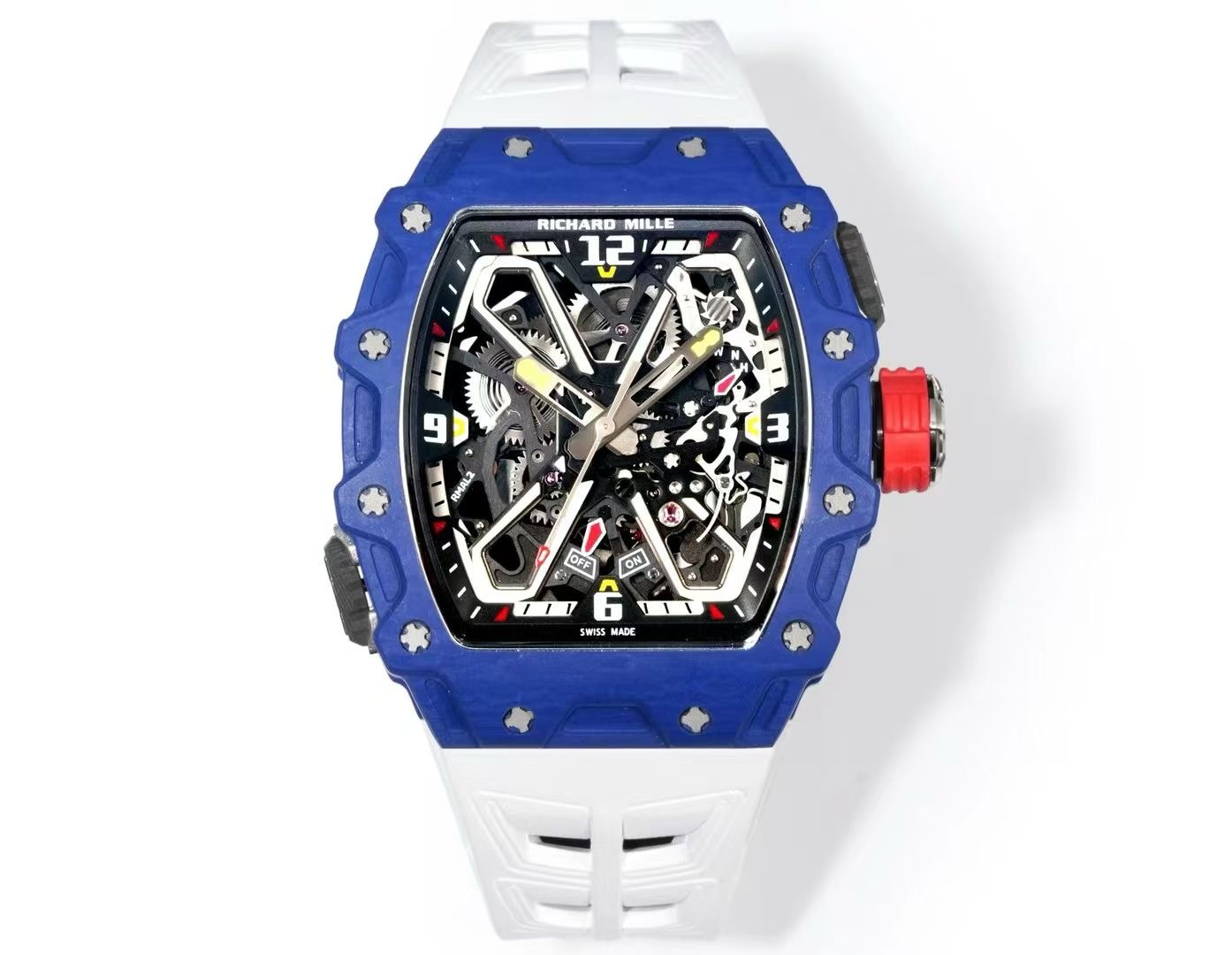 『RICHARD MILLE 』RM 35-03系列已发布5款产品 
一体机芯制作
纤薄壳套13.5 mm

表壳采用超轻耐磨的石英碳纤维NTPT与碳纤维TPT制作，分别为：蒂芙尼蓝NTPT. 暴力黄NTPT. 白色NTPT．蓝色NTPT．黑色TPT

均使用自动上链机芯，从正面能够直接看到机芯的镀黑、倒角、抛光、拉丝、喷砂等手工润饰细节。

轻量化材质戴起来毫无负担，运动风设计混搭休闲装、辣妹裙都超搭，甜酷平衡得刚刚好！
细节控狂喜！利落的线条＋清晰表盘，颜值和实用性双在线，日常通勤或出街炸场都hold住~