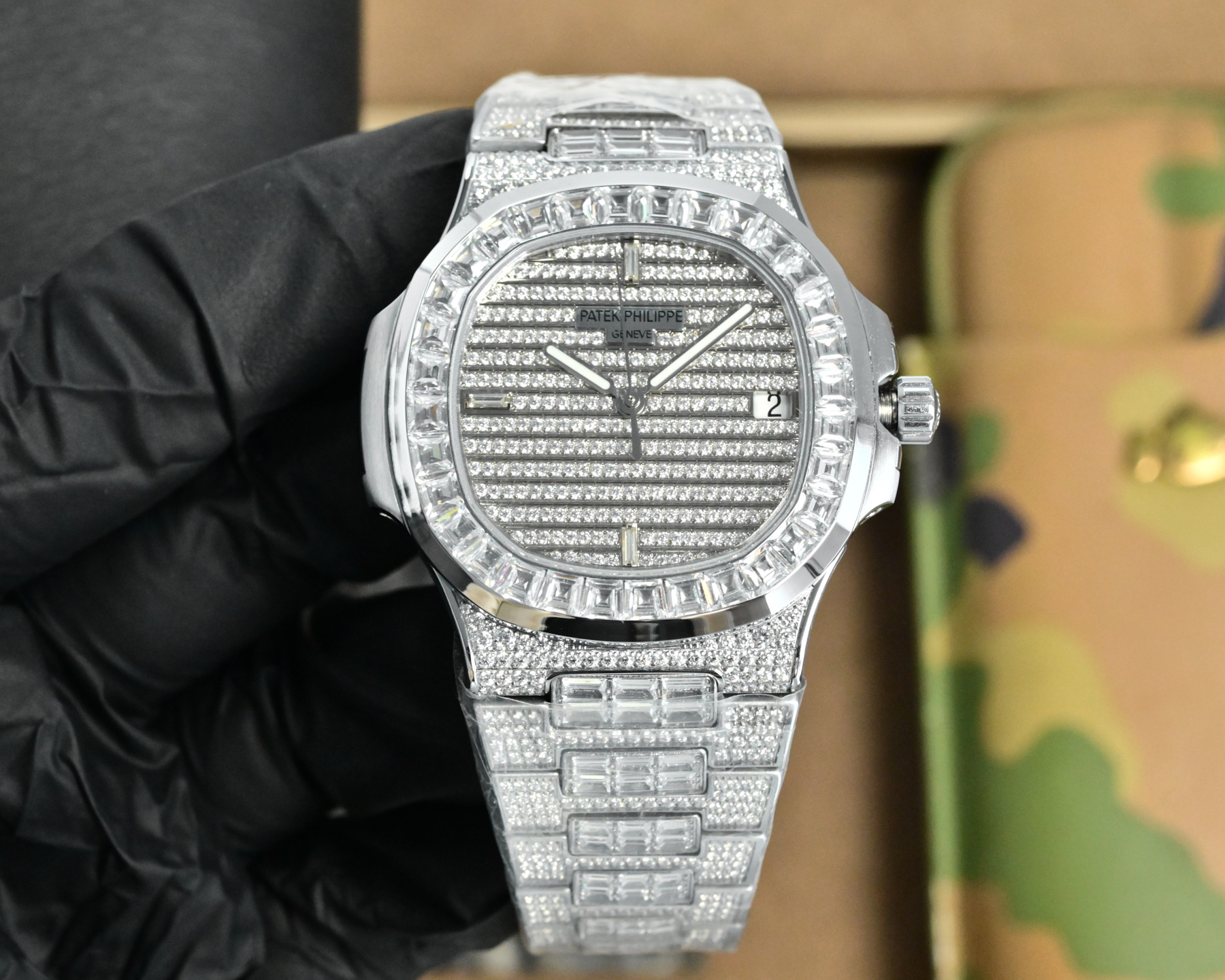 PDF Factory      满天星来袭！
百达翡丽PATEK PHILIPPE
Nautilus 5719系列顶配满钻腕表
尺寸：40mmX8.7mm
机芯：独家定制26-330一体自动上链机芯，调时不止秒及可动上链轮
整表均采用316L精钢CNC精雕加工后电镀白金，黄金，玫瑰金
表壳镶嵌100颗八星八箭顶级火彩水钻，圈口32颗长形T方钻
表链工字珠镶嵌803颗八星八箭顶级火彩水钻及150颗长形T方钻
表盘镶嵌255颗八星八箭顶级火彩水钻及3颗长形T钻时标
PDF Factory    邀您共鉴极致奢华的顶配鹦鹉螺，让您佩戴尽显王者风范