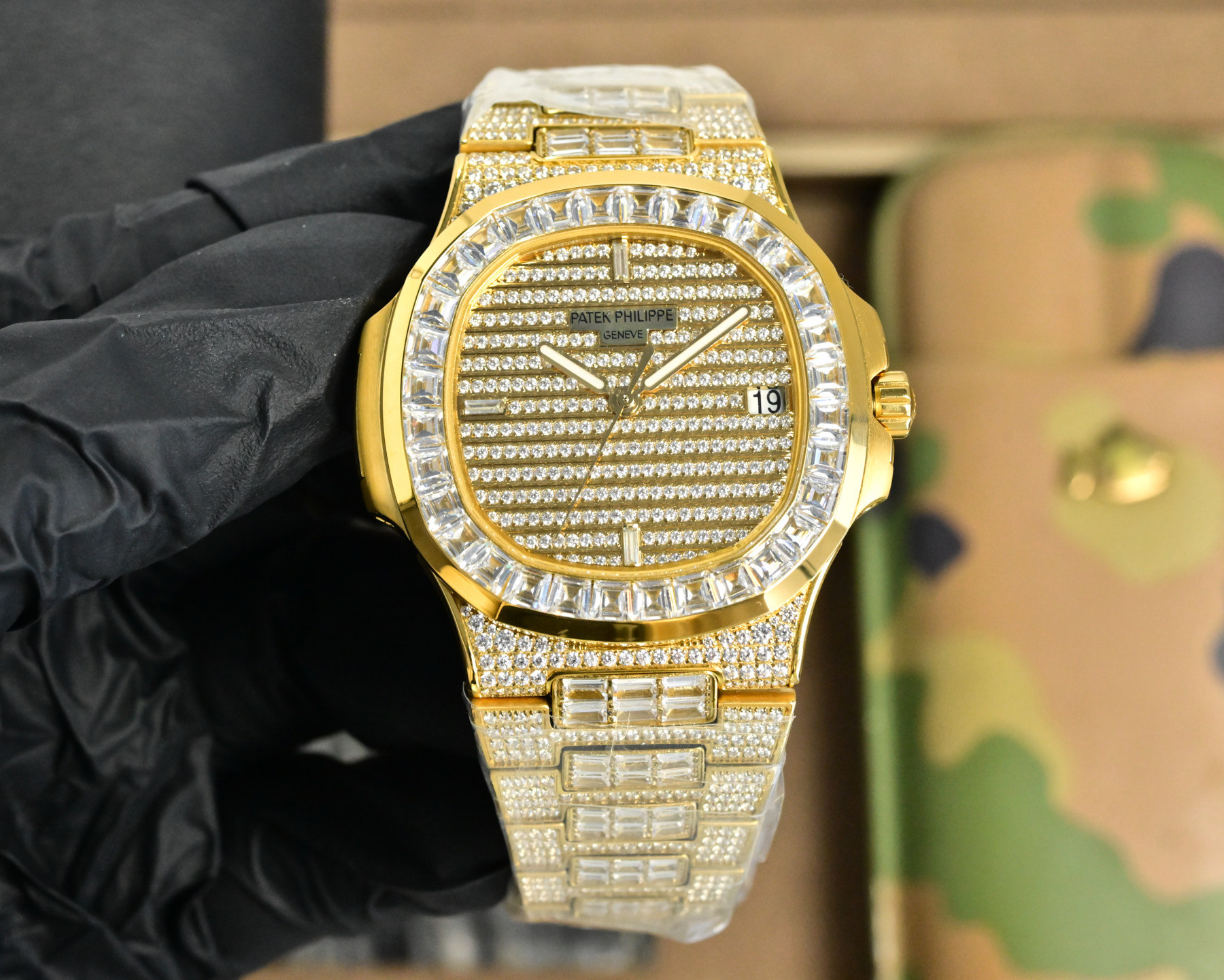 PDF Factory      满天星来袭！
百达翡丽PATEK PHILIPPE
Nautilus 5719系列顶配满钻腕表
尺寸：40mmX8.7mm
机芯：独家定制26-330一体自动上链机芯，调时不止秒及可动上链轮
整表均采用316L精钢CNC精雕加工后电镀白金，黄金，玫瑰金
表壳镶嵌100颗八星八箭顶级火彩水钻，圈口32颗长形T方钻
表链工字珠镶嵌803颗八星八箭顶级火彩水钻及150颗长形T方钻
表盘镶嵌255颗八星八箭顶级火彩水钻及3颗长形T钻时标
PDF Factory    邀您共鉴极致奢华的顶配鹦鹉螺，让您佩戴尽显王者风范