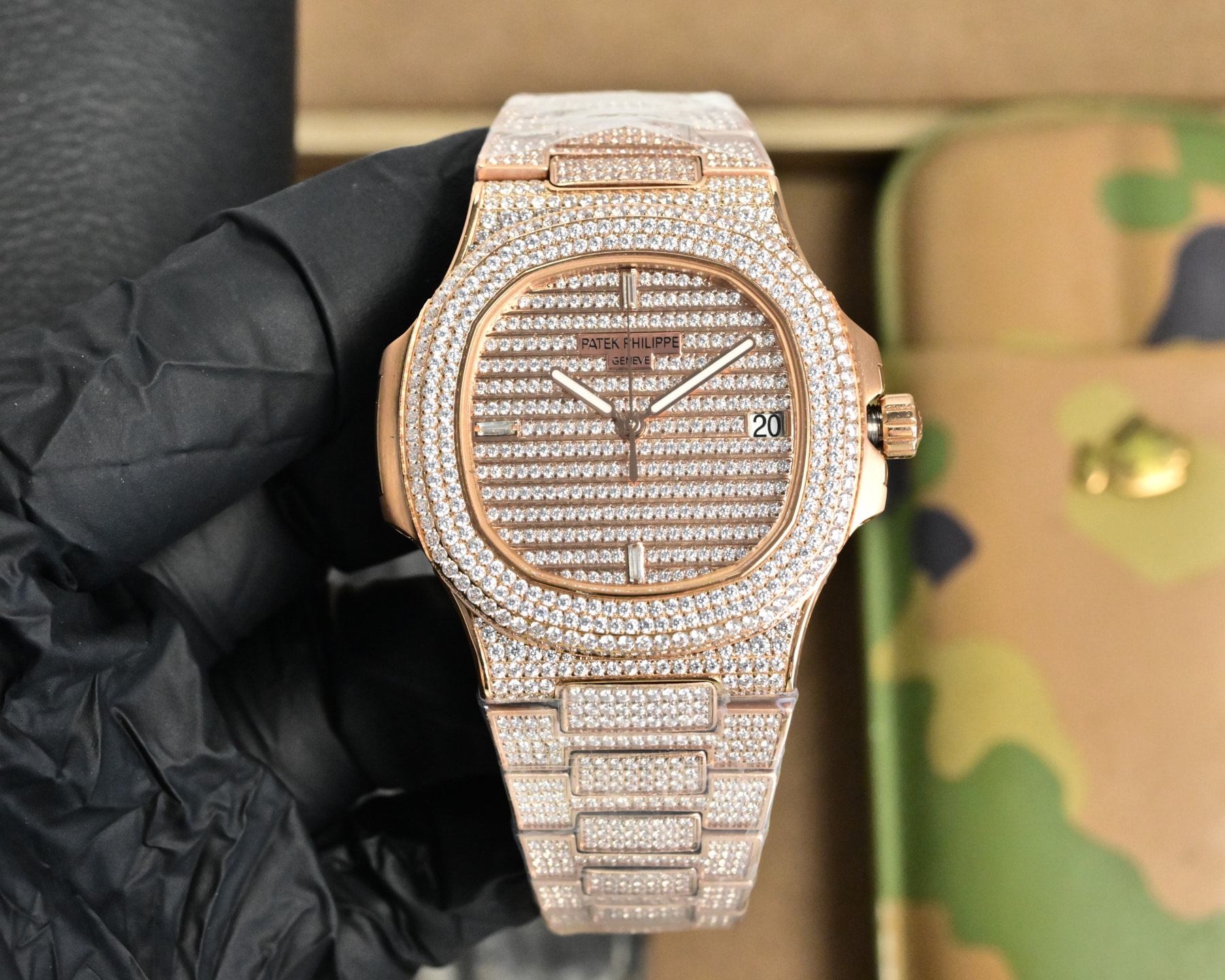 PDF Factory      满天星来袭！
百达翡丽PATEK PHILIPPE
Nautilus 5719系列顶配满钻腕表
尺寸：40mmX8.7mm
机芯：独家定制26-330一体自动上链机芯，调时不止秒及可动上链轮
整表均采用316L精钢CNC精雕加工后电镀白金，黄金，玫瑰金
表壳镶嵌100颗八星八箭顶级火彩水钻，圈口32颗长形T方钻
表链工字珠镶嵌803颗八星八箭顶级火彩水钻及150颗长形T方钻
表盘镶嵌255颗八星八箭顶级火彩水钻及3颗长形T钻时标
PDF Factory    邀您共鉴极致奢华的顶配鹦鹉螺，让您佩戴尽显王者风范