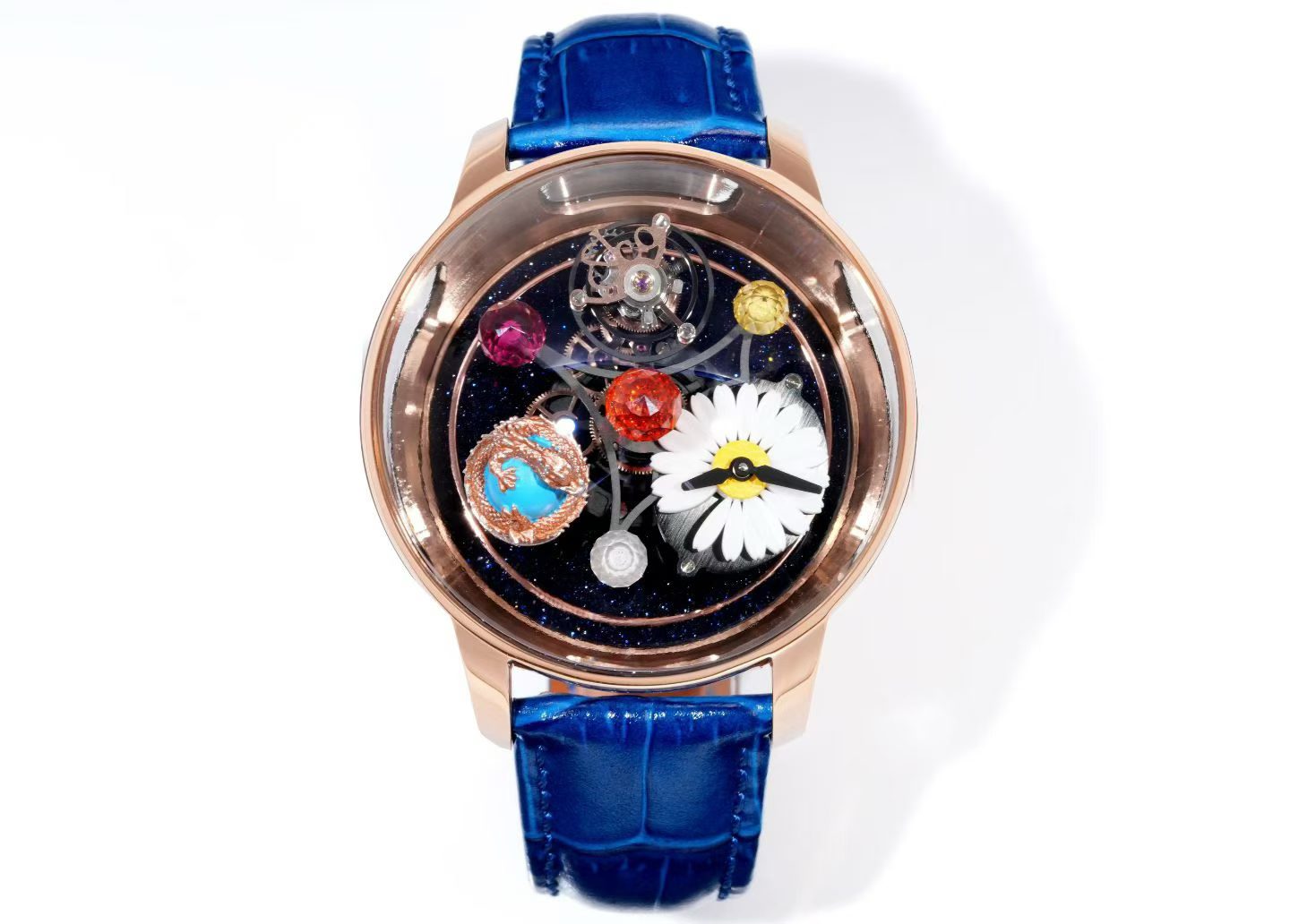 NO:947570,'Little Daisy' Jacob&Co  Highlights of details: 47mm case, 172 square-cut white diamonds + 142 colored sapphires, GD flower and dragon elements, bi-axial flying tourbillon. This is no longer just a tool to tell time, but more like a work of art that can be worn on the hand. 'The World Is Mine' - is completely his style.19860909「小雏菊」 Jacob&Co x G-Dragon权志龙联名腕表 不是腕表,而是一个宇宙 Jacob & Co 和 G-DRAGON 合作推出的作品,真的刷新了想象力. 双轴陀飞轮环绕着一颗绿松石地球,旁边盘旋着玫瑰金巨龙,时间显示是雏菊造型,还带有 GD的签名.后盖一句话点题＂The World Is Mine'. 每一颗宝石、每一个符号、每一个角度,都是为他而设计. 细节亮点   47mm 表壳   172 颗方块切割白钻+ 142颗彩色蓝宝石   GD 的花朵与龙元素   双轴飞行陀飞轮 这已经不只是看时间的工具,更像是一件能戴在手上的艺术品. “The World Is Mine”—完全就是他的风格.,,Watch