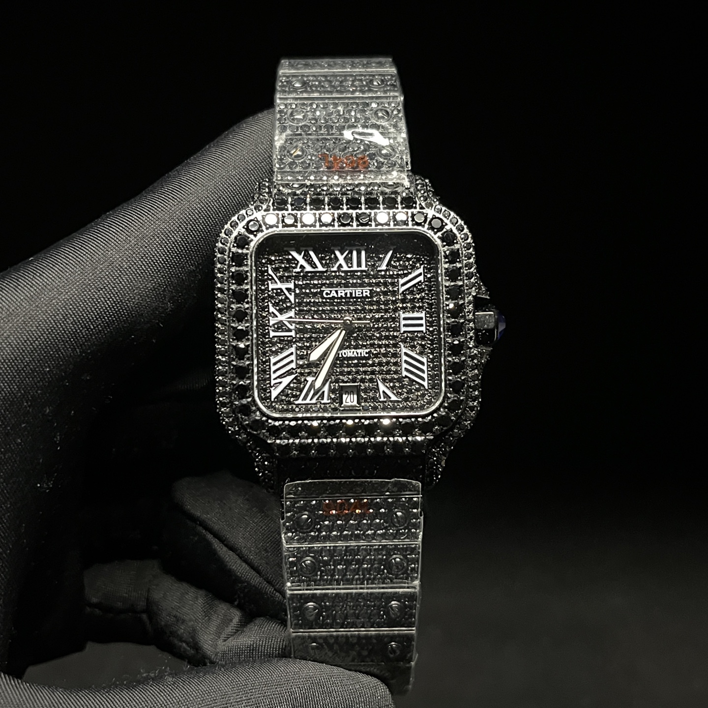 NO:944298,New factory SiC factory Cartier, Santos, Darth Vader, real moissanite diamonds, one watch, one certificate, shipped at ultra-low price. Every diamond in the Moissanite Diamond SiC factory has passed the CMA test report to ensure that every diamond is a real diamond. Every watch produced by the SiC factory is equipped with a test certificate plus a number. You can place an order with confidence. One watch, one certificate, guaranteed, super cost-effective. The SiC factory is the source factory that specializes in inlaying real moissanite diamonds.  SiC Factory's top D color VVS1 grade moissanite direct sales source manufacturer. SiC factory specializes in a full range of diamond-encrusted styles, focusing on real moissanite and ordinary diamonds. The main focus is cost-effectiveness. The price is ultra-low, super cheap. The price is so cheap that you won't believe it. SiC factory's newly upgraded masterpiece full of diamonds Cartier D color VVS grade real moissanite  A major launch, the transparent fire is comparable to natural diamonds, the entire watch is densely inlaid, the case and strap are seamlessly inlaid with diamonds, and the natural light explodes with sparkle. Two versions are in stock with real moissanite diamonds/affordable ordinary diamond models, square Roman dial + blue steel hands, classic blue diamond crown, the upper body is full of nobility and aura. Gifts and self-wear are the most luxurious appearance on the wrist, available in seconds, SiC new factory upgrade·Full diamonds Cartier  D color VVS real moissanite｜High clarity and strong fire. Two versions of real moissanite/ordinary diamonds are available in stock. The watch is fully set with dense diamonds.  The entire watch, from the bezel, dial to the steel band, is paved with diamonds. Classic Roman scales + iconic sapphire crown, replica of the original neat square outline. Genuine moissanite diamonds and ordinary diamonds are available in stock. The first choice for cost-effective luxury diamond watches.,,cartier19860909新厂SiC厂 卡地亚 山度士 黑武士 真莫桑钻 一表一证书 超低价出货. Moissanite Diamond SiC厂全表每一颗钻石都通过CMA 检测报告 确保每一颗都是真钻石,SiC厂出的每一个表都配有检测证书一张加编号,放心下单购买 一表一证书 有保障 性价比超高 SiC厂专业镶嵌真莫桑钻的源头工厂. SiC厂顶级D色VVS1级莫桑钻直销源头厂家. SiC厂专做镶钻全系列款式 专注主打真莫桑钻 普通钻 主打性价比 价格超低 超便宜 价格便宜到你不信. SiC厂重 全新升级力作满钻 卡地亚 D色VVS级真莫桑钻 重磅上线,通透火彩媲美天然钻,全表密镶满铺,表壳表带无缝镶钻,自然光炸裂闪度.双版本现货顶配真莫桑钻款/平价普通钻款任选,方正罗马表盘+蓝钢指针,经典蓝钻表冠,上身显贵气场拉满.送礼自戴都是腕间顶奢门面,现货秒发,SiC新厂升级·满钻 卡地亚 D色VVS真莫桑｜高净度强火彩 真莫桑钻/普通钻两个版本现货齐全,全表满镶密钻,方盘经典百搭,男女通戴 实物闪度实拍如图,下单即发.腕间璀璨奢享｜SiC升级满钻山度士,甄选D色VVS级真莫桑钻石,高透无杂,折射璀璨彩光 整表从表圈、表盘到钢带通体密镶满钻 经典罗马刻度+标志性蓝宝表冠,复刻原版利落方形轮廓 分真莫桑钻、普通钻两款现货,性价比奢钻腕表首选.,,cartier,Watch