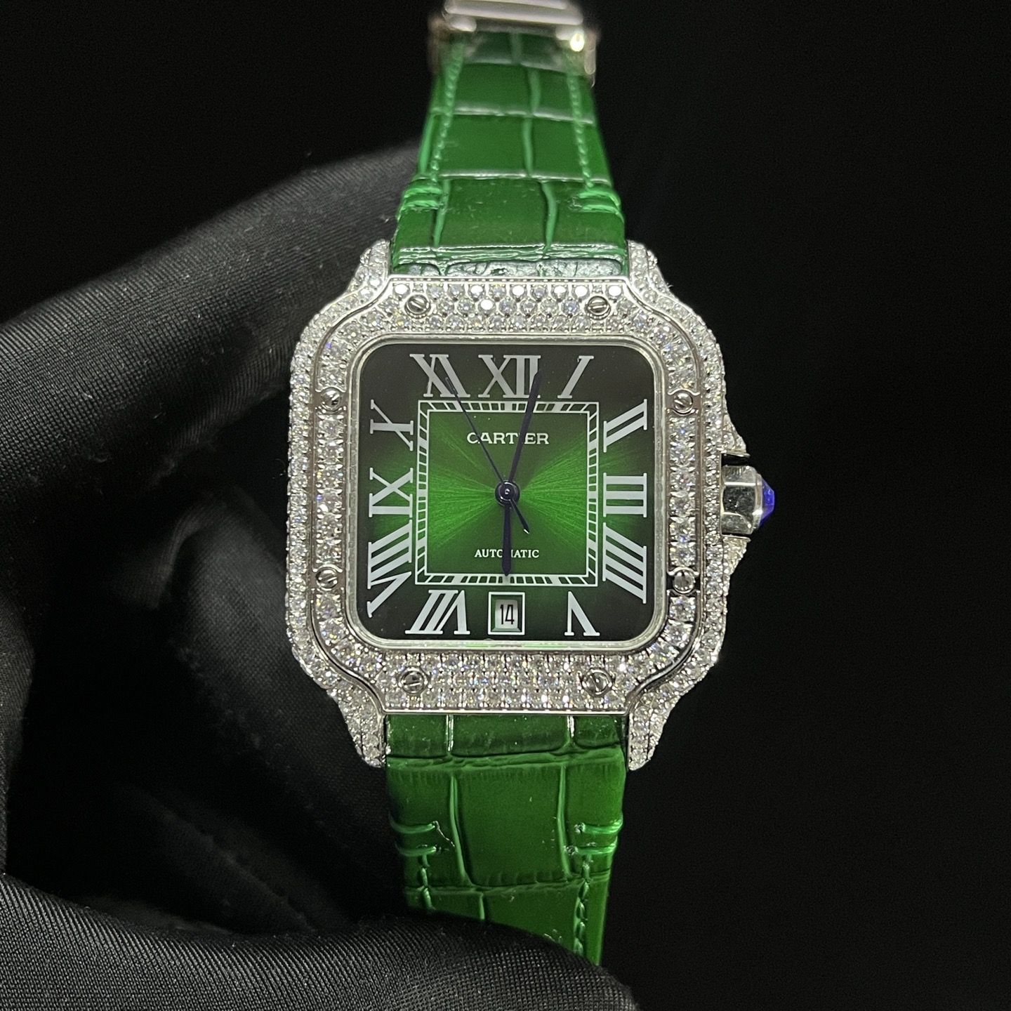 NO:944315,New factory SiC factory Cartier Santos genuine moissanite diamonds, one watch, one certificate, shipped at ultra-low prices. Every diamond in the Moissanite Diamond SiC factory has passed the CMA test report to ensure that every diamond is a real diamond. Every watch produced by the SiC factory is equipped with a test certificate plus a number, so you can place an order with confidence. One watch, one certificate, guaranteed, super cost-effective. The SiC factory is the source factory that specializes in inlaying real moissanite diamonds.  SiC factory's top D color VVS1 grade moissanite direct sales source manufacturer. SiC factory specializes in a full range of diamond-encrusted styles, focusing on real moissanite and ordinary diamonds. The main focus is cost-effectiveness. The price is ultra-low, super cheap. The price is so cheap that you won't believe it. SiC factory focuses on the newly upgraded masterpiece full diamond Cartier D color VVS grade real moissanite.  A major launch, the transparent fire is comparable to natural diamonds, the entire watch is densely inlaid, the case and strap are seamlessly inlaid with diamonds, and the natural light explodes with sparkle. Two versions are in stock with real moissanite diamonds/affordable ordinary diamond models, square Roman dial + blue steel hands, classic blue diamond crown, and the upper body is full of noble aura. It is the most luxurious appearance on the wrist when giving gifts and wearing it for yourself. It is available in seconds, SiC new factory upgrade·Full diamond Santos Cartier  D color VVS real moissanite｜High clarity and strong fire. Two versions of real moissanite/ordinary diamonds are available in stock. The watch is fully set with dense diamonds.  The entire watch, from the bezel, dial to the steel band, is paved with diamonds. Classic Roman scales + iconic sapphire crown, replica of the original neat square outline. Genuine moissanite diamonds and ordinary diamonds are available in stock. The first choice for cost-effective luxury diamond watches.,,cartier19860909新厂SiC厂 卡地亚 山度士 真莫桑钻 一表一证书 超低价出货. Moissanite Diamond SiC厂全表每一颗钻石都通过CMA 检测报告 确保每一颗都是真钻石,SiC厂出的每一个表都配有检测证书一张加编号,放心下单购买 一表一证书 有保障 性价比超高 SiC厂专业镶嵌真莫桑钻的源头工厂. SiC厂顶级D色VVS1级莫桑钻直销源头厂家. SiC厂专做镶钻全系列款式 专注主打真莫桑钻 普通钻 主打性价比 价格超低 超便宜 价格便宜到你不信. SiC厂重 全新升级力作满钻卡地亚 D色VVS级真莫桑钻 重磅上线,通透火彩媲美天然钻,全表密镶满铺,表壳表带无缝镶钻,自然光炸裂闪度.双版本现货顶配真莫桑钻款/平价普通钻款任选,方正罗马表盘+蓝钢指针,经典蓝钻表冠,上身显贵气场拉满.送礼自戴都是腕间顶奢门面,现货秒发,SiC新厂升级·满钻山度士卡地亚 D色VVS真莫桑｜高净度强火彩 真莫桑钻/普通钻两个版本现货齐全,全表满镶密钻,方盘经典百搭,男女通戴 实物闪度实拍如图,下单即发.腕间璀璨奢享｜SiC升级满钻山度士,甄选D色VVS级真莫桑钻石,高透无杂,折射璀璨彩光 整表从表圈、表盘到钢带通体密镶满钻 经典罗马刻度+标志性蓝宝表冠,复刻原版利落方形轮廓 分真莫桑钻、普通钻两款现货,性价比奢钻腕表首选.,,cartier,Watch