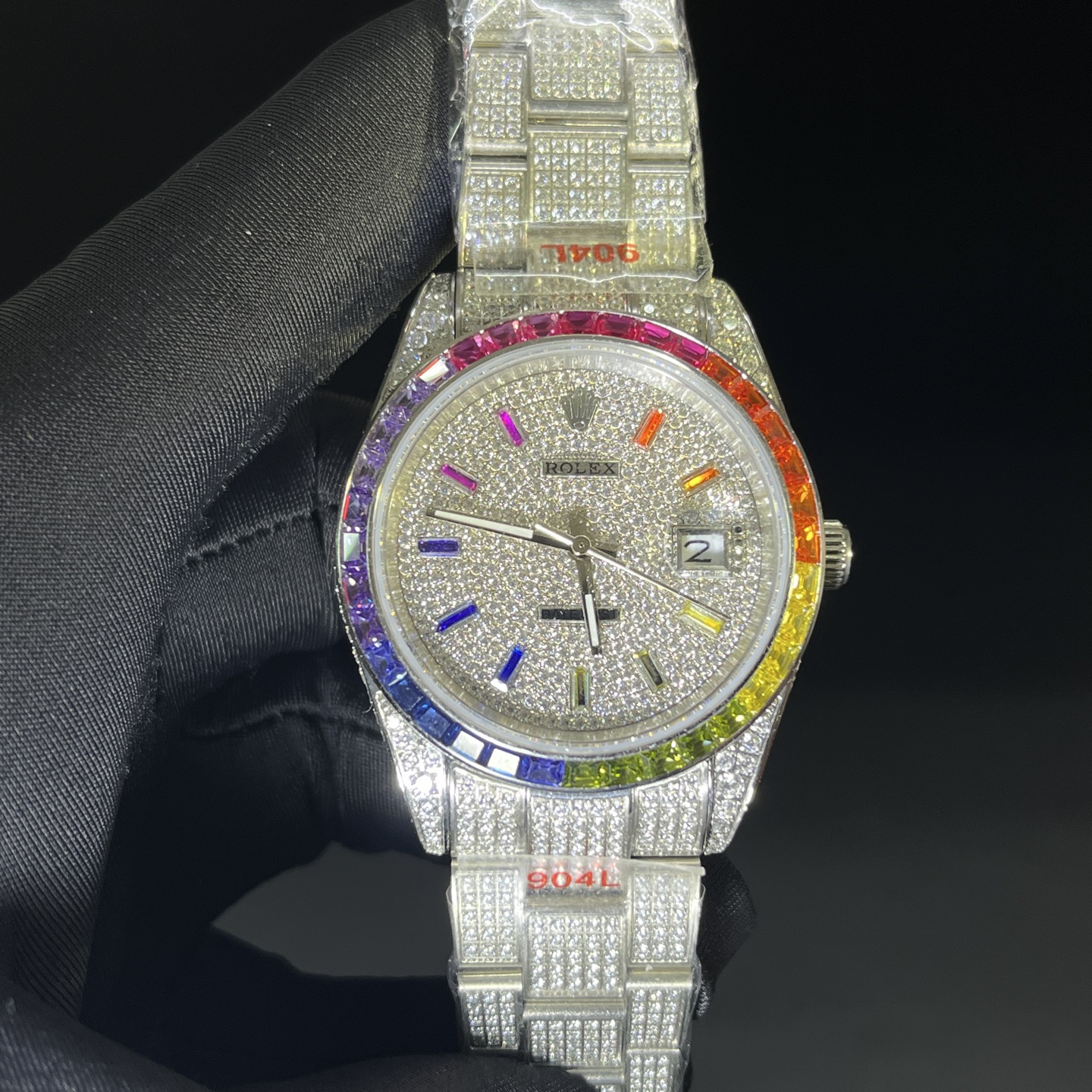 NO:944321,New Factory SiC Factory Rolex Diary Series Genuine Moissanite Diamonds, One Watch, One Certificate, Super Low Price Shipping. Every diamond in the entire watch of the Moissanite Diamond SiC Factory has passed the CMA test report to ensure that every diamond is a real diamond. Every watch produced by the SiC factory is equipped with a test certificate plus a number, so you can place an order with confidence. One watch, one certificate, guaranteed, extremely cost-effective. The SiC Factory is the source factory that specializes in inlaying real moissanite diamonds.  SiC Factory's top D-color VVS1 grade moissanite direct sales source manufacturer. SiC factory specializes in a full range of diamond-encrusted styles, focusing on real moissanite and ordinary diamonds. Focusing on cost-effectiveness, the price is ultra-low, super cheap, and the price is so cheap that you won't believe it. SiC Factory's newly upgraded masterpiece full-diamond Rolex D-color VVS grade real moissanite  A major launch, the transparent fire is comparable to natural diamonds, the entire watch is densely inlaid, the case and strap are seamlessly inlaid with diamonds, and the natural light explodes with sparkle. Two versions are in stock with real moissanite diamonds/affordable ordinary diamond models, square Roman dial + blue steel hands, classic blue diamond crown, the upper body is full of nobility and aura. Gifts and self-wear are the most luxurious appearance on the wrist, ready-made in seconds, SiC new factory upgrade·full of diamonds Rolex  D color VVS real moissanite｜High clarity and strong fire. Two versions of real moissanite/ordinary diamonds are available in stock. The watch is fully set with dense diamonds.  The entire watch, from the bezel, dial to the steel band, is paved with diamonds. Classic Roman scales + iconic sapphire crown, replica of the original neat square outline. Genuine moissanite diamonds and ordinary diamonds are available in stock. The first choice for cost-effective luxury diamond watches.,,rolex19860909新厂SiC厂 劳力士 日志系列 真莫桑钻 一表一证书 超低价出货. Moissanite Diamond SiC厂全表每一颗钻石都通过CMA 检测报告 确保每一颗都是真钻石,SiC厂出的每一个表都配有检测证书一张加编号,放心下单购买 一表一证书 有保障 性价比超高 SiC厂专业镶嵌真莫桑钻的源头工厂. SiC厂顶级D色VVS1级莫桑钻直销源头厂家. SiC厂专做镶钻全系列款式 专注主打真莫桑钻 普通钻 主打性价比 价格超低 超便宜 价格便宜到你不信. SiC厂重 全新升级力作满钻劳力士 D色VVS级真莫桑钻 重磅上线,通透火彩媲美天然钻,全表密镶满铺,表壳表带无缝镶钻,自然光炸裂闪度.双版本现货顶配真莫桑钻款/平价普通钻款任选,方正罗马表盘+蓝钢指针,经典蓝钻表冠,上身显贵气场拉满.送礼自戴都是腕间顶奢门面,现货秒发,SiC新厂升级·满钻 劳力士 D色VVS真莫桑｜高净度强火彩 真莫桑钻/普通钻两个版本现货齐全,全表满镶密钻,方盘经典百搭,男女通戴 实物闪度实拍如图,下单即发.腕间璀璨奢享｜SiC升级满钻山度士,甄选D色VVS级真莫桑钻石,高透无杂,折射璀璨彩光 整表从表圈、表盘到钢带通体密镶满钻 经典罗马刻度+标志性蓝宝表冠,复刻原版利落方形轮廓 分真莫桑钻、普通钻两款现货,性价比奢钻腕表首选.,,rolex,Watch