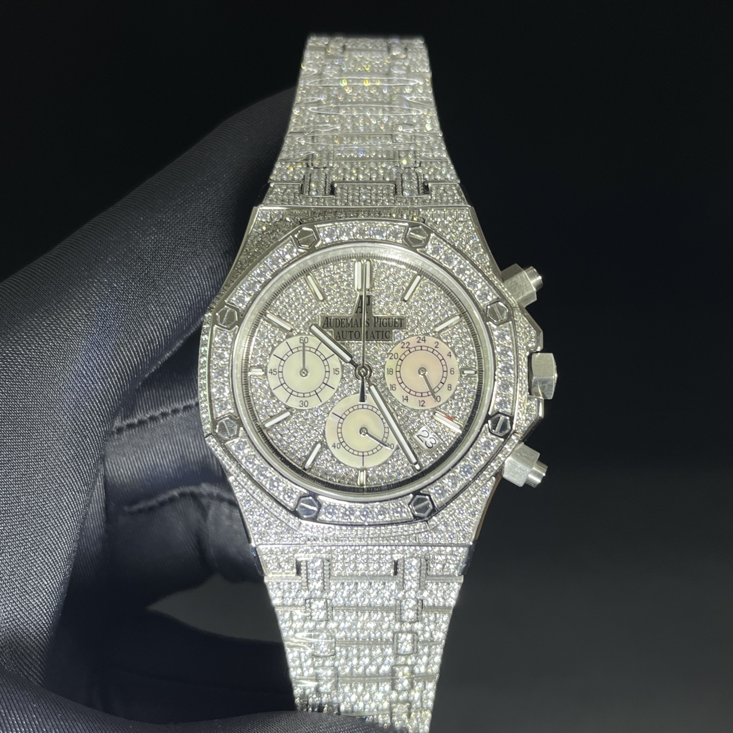 NO:944326,New SiC Factory A Audemars Piguet Genuine Moissanite Diamonds, one watch, one certificate, shipped at ultra-low prices. Every diamond in the entire watch of the Moissanite Diamond SiC factory has passed the CMA test report to ensure that every diamond is a real diamond. Every watch produced by the SiC factory comes with a test certificate plus a number, so you can place an order with confidence. One watch, one certificate, guaranteed, super cost-effective. The SiC factory is the source factory that specializes in inlaying real moissanite diamonds.  SiC Factory's top D color VVS1 grade moissanite direct sales source manufacturer. SiC factory specializes in a full range of diamond-encrusted styles, focusing on real moissanite and ordinary diamonds. The main focus is cost-effectiveness. The price is ultra-low, super cheap. The price is so cheap that you won't believe it. SiC factory's newly upgraded masterpiece full of diamonds, Audemars Piguet D color VVS grade real moissanite.  A big launch, the transparent fire is comparable to natural diamonds, the entire watch is paved with diamonds, the case and strap are seamlessly inlaid with diamonds, and the natural light explodes with sparkle. Two versions are in stock with real moissanite diamonds/affordable ordinary diamond models, square Roman dial + blue steel hands, classic blue diamond crown, the upper body is full of nobility and aura. It is the most luxurious appearance on the wrist when giving gifts and wearing it for yourself, available in seconds, SiC new factory upgrade·full of diamonds Audemars Piguet  D color VVS real moissanite｜High clarity and strong fire. Two versions of real moissanite/ordinary diamonds are available in stock. The watch is fully set with dense diamonds.  The entire watch, from the bezel, dial to the steel band, is paved with diamonds. Classic Roman scales + iconic sapphire crown, replica of the original neat square outline. Genuine moissanite diamonds and ordinary diamonds are available in stock. The first choice for cost-effective luxury diamond watches.,,audemars19860909新厂SiC厂 A 爱彼 真莫桑钻 一表一证书 超低价出货. Moissanite Diamond SiC厂全表每一颗钻石都通过CMA 检测报告 确保每一颗都是真钻石,SiC厂出的每一个表都配有检测证书一张加编号,放心下单购买 一表一证书 有保障 性价比超高 SiC厂专业镶嵌真莫桑钻的源头工厂. SiC厂顶级D色VVS1级莫桑钻直销源头厂家. SiC厂专做镶钻全系列款式 专注主打真莫桑钻 普通钻 主打性价比 价格超低 超便宜 价格便宜到你不信. SiC厂重 全新升级力作满钻 爱彼 D色VVS级真莫桑钻 重磅上线,通透火彩媲美天然钻,全表密镶满铺,表壳表带无缝镶钻,自然光炸裂闪度.双版本现货顶配真莫桑钻款/平价普通钻款任选,方正罗马表盘+蓝钢指针,经典蓝钻表冠,上身显贵气场拉满.送礼自戴都是腕间顶奢门面,现货秒发,SiC新厂升级·满钻 爱彼 D色VVS真莫桑｜高净度强火彩 真莫桑钻/普通钻两个版本现货齐全,全表满镶密钻,方盘经典百搭,男女通戴 实物闪度实拍如图,下单即发.腕间璀璨奢享｜SiC升级满钻山度士,甄选D色VVS级真莫桑钻石,高透无杂,折射璀璨彩光 整表从表圈、表盘到钢带通体密镶满钻 经典罗马刻度+标志性蓝宝表冠,复刻原版利落方形轮廓 分真莫桑钻、普通钻两款现货,性价比奢钻腕表首选.,,audemars,Watch