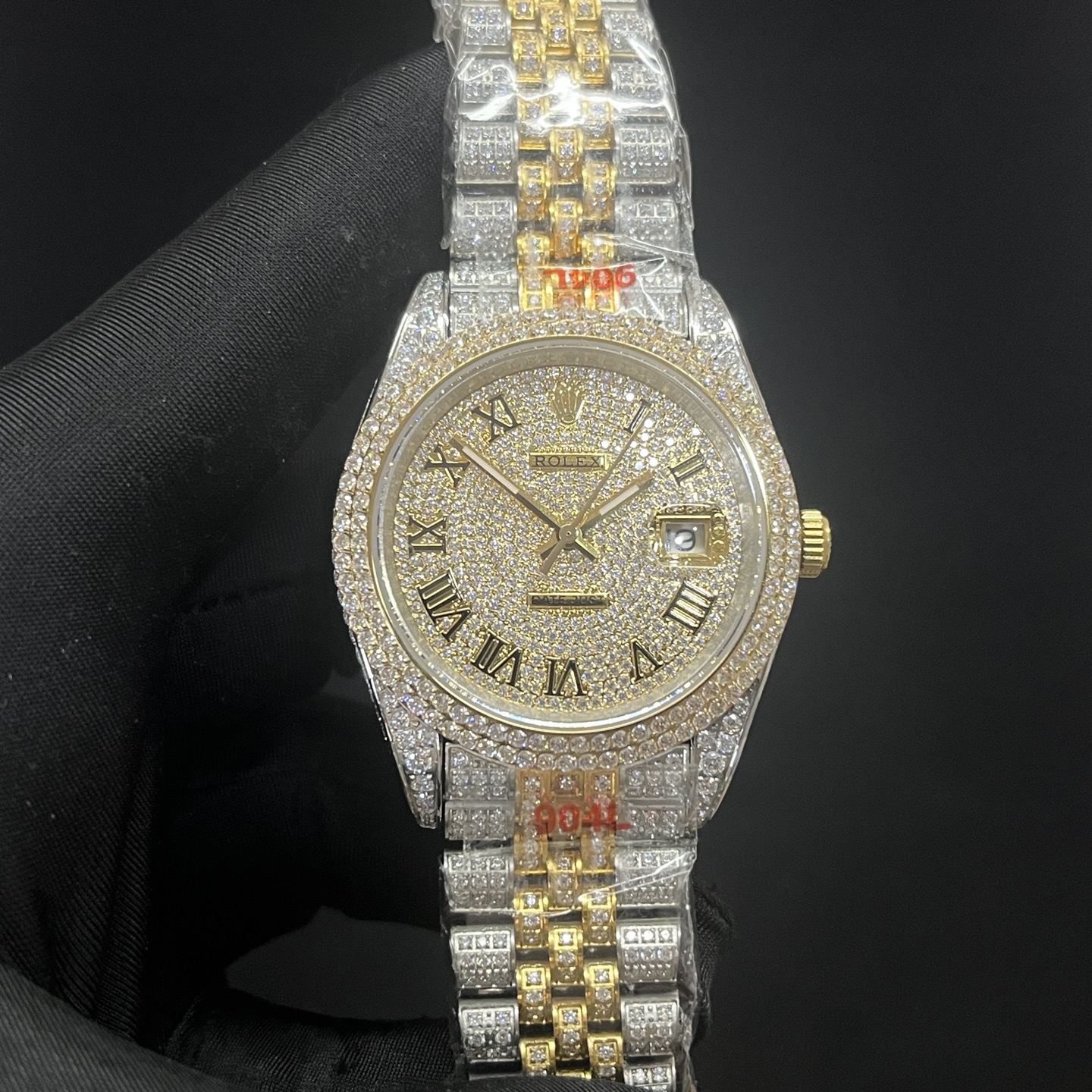 NO:944339,New Factory SiC Factory Rolex Diary Series Genuine Moissanite Diamonds, One Watch, One Certificate, Super Low Price Shipping. Every diamond in the entire watch of the Moissanite Diamond SiC Factory has passed the CMA test report to ensure that every diamond is a real diamond. Every watch produced by the SiC factory is equipped with a test certificate plus a number, so you can place an order with confidence. One watch, one certificate, guaranteed, extremely cost-effective. The SiC Factory is the source factory that specializes in inlaying real moissanite diamonds.  SiC Factory's top D-color VVS1 grade moissanite direct sales source manufacturer. SiC factory specializes in a full range of diamond-encrusted styles, focusing on real moissanite and ordinary diamonds. Focusing on cost-effectiveness, the price is ultra-low, super cheap, and the price is so cheap that you won't believe it. SiC Factory's newly upgraded masterpiece full-diamond Rolex D-color VVS grade real moissanite  A major launch, the transparent fire is comparable to natural diamonds, the entire watch is densely inlaid, the case and strap are seamlessly inlaid with diamonds, and the natural light explodes with sparkle. Two versions are in stock with real moissanite diamonds/affordable ordinary diamond models, square Roman dial + blue steel hands, classic blue diamond crown, the upper body is full of nobility and aura. It is the most luxurious appearance on the wrist when giving gifts and wearing it for yourself. It is available in seconds, SiC new factory upgrade·full diamond Santos Rolex  D color VVS real moissanite｜High clarity and strong fire. Two versions of real moissanite/ordinary diamonds are available in stock. The watch is fully set with dense diamonds.  The entire watch, from the bezel, dial to the steel band, is paved with diamonds. Classic Roman scales + iconic sapphire crown, replica of the original neat square outline. Genuine moissanite diamonds and ordinary diamonds are available in stock. The first choice for cost-effective luxury diamond watches.,,rolex19860909新厂SiC厂 劳力士 日志系列 真莫桑钻 一表一证书 超低价出货. Moissanite Diamond SiC厂全表每一颗钻石都通过CMA 检测报告 确保每一颗都是真钻石,SiC厂出的每一个表都配有检测证书一张加编号,放心下单购买 一表一证书 有保障 性价比超高 SiC厂专业镶嵌真莫桑钻的源头工厂. SiC厂顶级D色VVS1级莫桑钻直销源头厂家. SiC厂专做镶钻全系列款式 专注主打真莫桑钻 普通钻 主打性价比 价格超低 超便宜 价格便宜到你不信. SiC厂重 全新升级力作满钻劳力士 D色VVS级真莫桑钻 重磅上线,通透火彩媲美天然钻,全表密镶满铺,表壳表带无缝镶钻,自然光炸裂闪度.双版本现货顶配真莫桑钻款/平价普通钻款任选,方正罗马表盘+蓝钢指针,经典蓝钻表冠,上身显贵气场拉满.送礼自戴都是腕间顶奢门面,现货秒发,SiC新厂升级·满钻山度士劳力士 D色VVS真莫桑｜高净度强火彩 真莫桑钻/普通钻两个版本现货齐全,全表满镶密钻,方盘经典百搭,男女通戴 实物闪度实拍如图,下单即发.腕间璀璨奢享｜SiC升级满钻山度士,甄选D色VVS级真莫桑钻石,高透无杂,折射璀璨彩光 整表从表圈、表盘到钢带通体密镶满钻 经典罗马刻度+标志性蓝宝表冠,复刻原版利落方形轮廓 分真莫桑钻、普通钻两款现货,性价比奢钻腕表首选.,,rolex,Watch