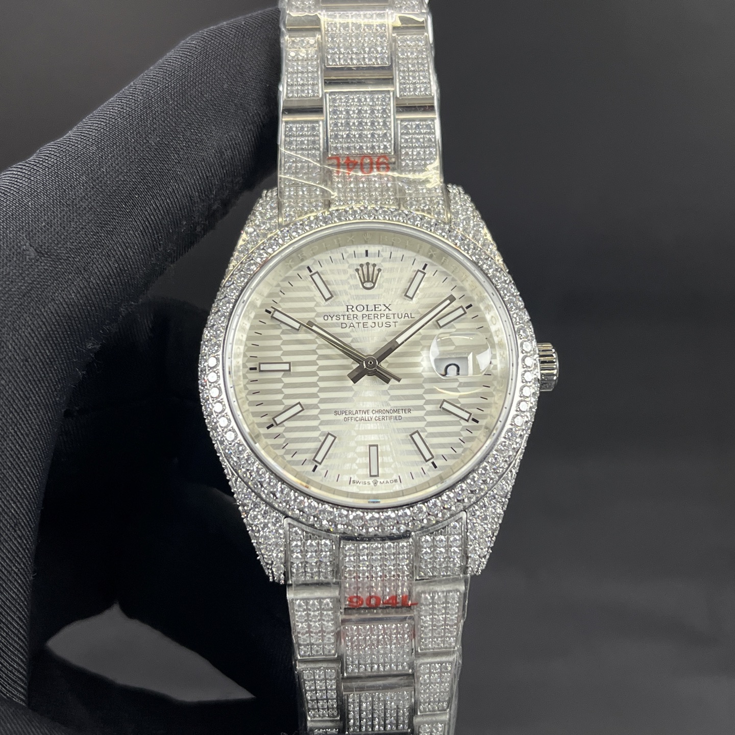 NO:944346,New Factory SiC Factory Rolex Datejust Genuine Moissanite Diamonds, One Watch, One Certificate, Super Low Price Shipping. Every diamond in the entire watch of the Moissanite Diamond SiC Factory has passed the CMA test report to ensure that every diamond is a real diamond. Every watch produced by the SiC factory is equipped with a test certificate plus a number, so you can place an order with confidence. One watch, one certificate, guaranteed, very cost-effective. The SiC Factory is the source factory that specializes in inlaying real moissanite diamonds.  SiC Factory's top D-color VVS1 grade moissanite direct sales source manufacturer. SiC factory specializes in a full range of diamond-encrusted styles, focusing on real moissanite and ordinary diamonds. Focusing on cost-effectiveness, the price is ultra-low, super cheap, and the price is so cheap that you won't believe it. SiC Factory's newly upgraded masterpiece full-diamond Rolex D-color VVS grade real moissanite  A major launch, the transparent fire is comparable to natural diamonds, the entire watch is densely inlaid, the case and strap are seamlessly inlaid with diamonds, and the natural light explodes with sparkle. Two versions are in stock with real moissanite diamonds/affordable ordinary diamond models, square Roman dial + blue steel hands, classic blue diamond crown, the upper body is full of nobility and aura. It is the most luxurious appearance on the wrist when giving gifts and wearing it for yourself, ready-made in seconds, SiC new factory upgrade·full diamond Rolex  D color VVS real moissanite｜High clarity and strong fire. Two versions of real moissanite/ordinary diamonds are available in stock. The watch is fully set with dense diamonds.  The entire watch, from the bezel, dial to the steel band, is paved with diamonds. Classic Roman scales + iconic sapphire crown, replica of the original neat square outline. Genuine moissanite diamonds and ordinary diamonds are available in stock. The first choice for cost-effective luxury diamond watches.,,rolex19860909新厂SiC厂 劳力士 日志款 真莫桑钻 一表一证书 超低价出货. Moissanite Diamond SiC厂全表每一颗钻石都通过CMA 检测报告 确保每一颗都是真钻石,SiC厂出的每一个表都配有检测证书一张加编号,放心下单购买 一表一证书 有保障 性价比超高 SiC厂专业镶嵌真莫桑钻的源头工厂. SiC厂顶级D色VVS1级莫桑钻直销源头厂家. SiC厂专做镶钻全系列款式 专注主打真莫桑钻 普通钻 主打性价比 价格超低 超便宜 价格便宜到你不信. SiC厂重 全新升级力作满钻劳力士 D色VVS级真莫桑钻 重磅上线,通透火彩媲美天然钻,全表密镶满铺,表壳表带无缝镶钻,自然光炸裂闪度.双版本现货顶配真莫桑钻款/平价普通钻款任选,方正罗马表盘+蓝钢指针,经典蓝钻表冠,上身显贵气场拉满.送礼自戴都是腕间顶奢门面,现货秒发,SiC新厂升级·满钻劳力士 D色VVS真莫桑｜高净度强火彩 真莫桑钻/普通钻两个版本现货齐全,全表满镶密钻,方盘经典百搭,男女通戴 实物闪度实拍如图,下单即发.腕间璀璨奢享｜SiC升级满钻山度士,甄选D色VVS级真莫桑钻石,高透无杂,折射璀璨彩光 整表从表圈、表盘到钢带通体密镶满钻 经典罗马刻度+标志性蓝宝表冠,复刻原版利落方形轮廓 分真莫桑钻、普通钻两款现货,性价比奢钻腕表首选.,,rolex,Watch