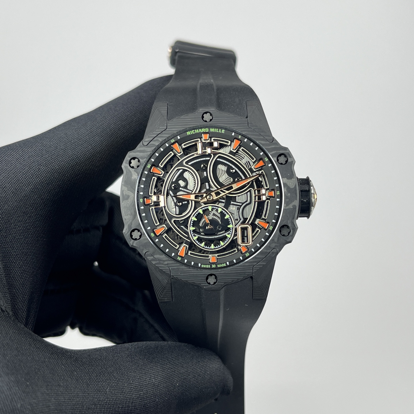 NO:944232,Re-engraving of Richard Mille's Miracle RM33-03, it can be said to be the strongest super Richard Mille to date. 1. The only Richard Mille in the industry equipped with a Pearl Tuo automatic mechanical movement (the Pearl Tuo is a design in which the automatic hammer and the movement are on the same plane. It is this design that allows such a slim body) 2. Made of titanium and carbon fiber materials that are truly consistent with the original (lightweight and harder and more durable than steel)  3. The movement gears have been modified and improved dozens of times to achieve the maximum original effect, which is very playable. 4. The highest specification sapphire mirror in the industry, and is coated with diamond film to increase the overall mirror transparency to 97, with excellent visual effects. The size is only 42mm and the thickness is 12mm. 5. It uses a pure natural imported rubber strap to provide the best wearing comfort, and is equipped with a titanium folding buckle. The overall fit of this watch is perfect, all data are exactly the same as the original, and it feels amazing to use.  If you are poisoned by Richard Mille, RM33-03 will be your antidote. This is not just a revolution, it is a miracle.19860909复 刻 理查德米勒的奇迹RM33-03,可谓之为迄今为止最强的超级理查德米勒上手质感爆炸 1.业内唯一搭载珍珠陀自动机械机芯的理查德米勒（珍珠陀即自动锤与机芯在同一个平面上的设计,正是此种设计才得以有如此的纤薄机身） 2.采用真正与正品一致的钛金属材质与碳纤维材质（质感轻便且比钢更加坚硬耐用） 3.机芯齿轮更是经过数十次修正改良达到最大限度的原装效果,极具把玩性 4.业内最高规格的蓝宝石镜面,且镀有金刚膜令整体镜面通透度提升到97,目视效果极佳尺寸只有42mm 厚度12mm 5.采用纯天然进口橡胶表带,提供最佳的佩戴舒适感,搭配钛金属折叠扣 此款腕表整体契合度完美,所有数据均与原装完全一致,上手感觉实为惊艳 倘若你中毒理查德米勒,RM33-03必是你解毒良药 这不仅仅是一次革命,这是一个奇迹,,,Watch