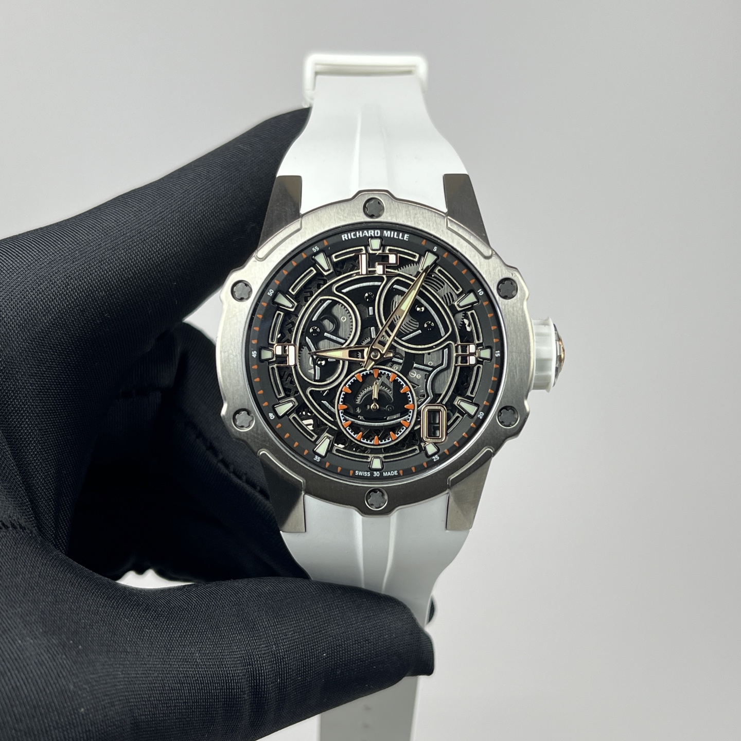 NO:944239,Re-engraving of Richard Mille's Miracle RM33-03, it can be said to be the strongest super Richard Mille to date. 1. The only Richard Mille in the industry equipped with a Pearl Tuo automatic mechanical movement (the Pearl Tuo is a design in which the automatic hammer and the movement are on the same plane. It is this design that allows such a slim body) 2. Made of titanium and carbon fiber materials that are truly consistent with the original (lightweight and harder and more durable than steel)  3. The movement gears have been modified and improved dozens of times to achieve the maximum original effect, which is very playable. 4. The highest specification sapphire mirror in the industry, and is coated with diamond film to increase the overall mirror transparency to 97, with excellent visual effects. The size is only 42mm and the thickness is 12mm. 5. It uses a pure natural imported rubber strap to provide the best wearing comfort, and is equipped with a titanium folding buckle. The overall fit of this watch is perfect, all data are exactly the same as the original, and it feels amazing to use.  If you are poisoned by Richard Mille, RM33-03 will be your antidote. This is not just a revolution, it is a miracle.19860909复 刻 理查德米勒的奇迹RM33-03,可谓之为迄今为止最强的超级理查德米勒上手质感爆炸 1.业内唯一搭载珍珠陀自动机械机芯的理查德米勒（珍珠陀即自动锤与机芯在同一个平面上的设计,正是此种设计才得以有如此的纤薄机身） 2.采用真正与正品一致的钛金属材质与碳纤维材质（质感轻便且比钢更加坚硬耐用） 3.机芯齿轮更是经过数十次修正改良达到最大限度的原装效果,极具把玩性 4.业内最高规格的蓝宝石镜面,且镀有金刚膜令整体镜面通透度提升到97,目视效果极佳尺寸只有42mm 厚度12mm 5.采用纯天然进口橡胶表带,提供最佳的佩戴舒适感,搭配钛金属折叠扣 此款腕表整体契合度完美,所有数据均与原装完全一致,上手感觉实为惊艳 倘若你中毒理查德米勒,RM33-03必是你解毒良药, 这不仅仅是一次革命,这是一个奇迹,,,Watch