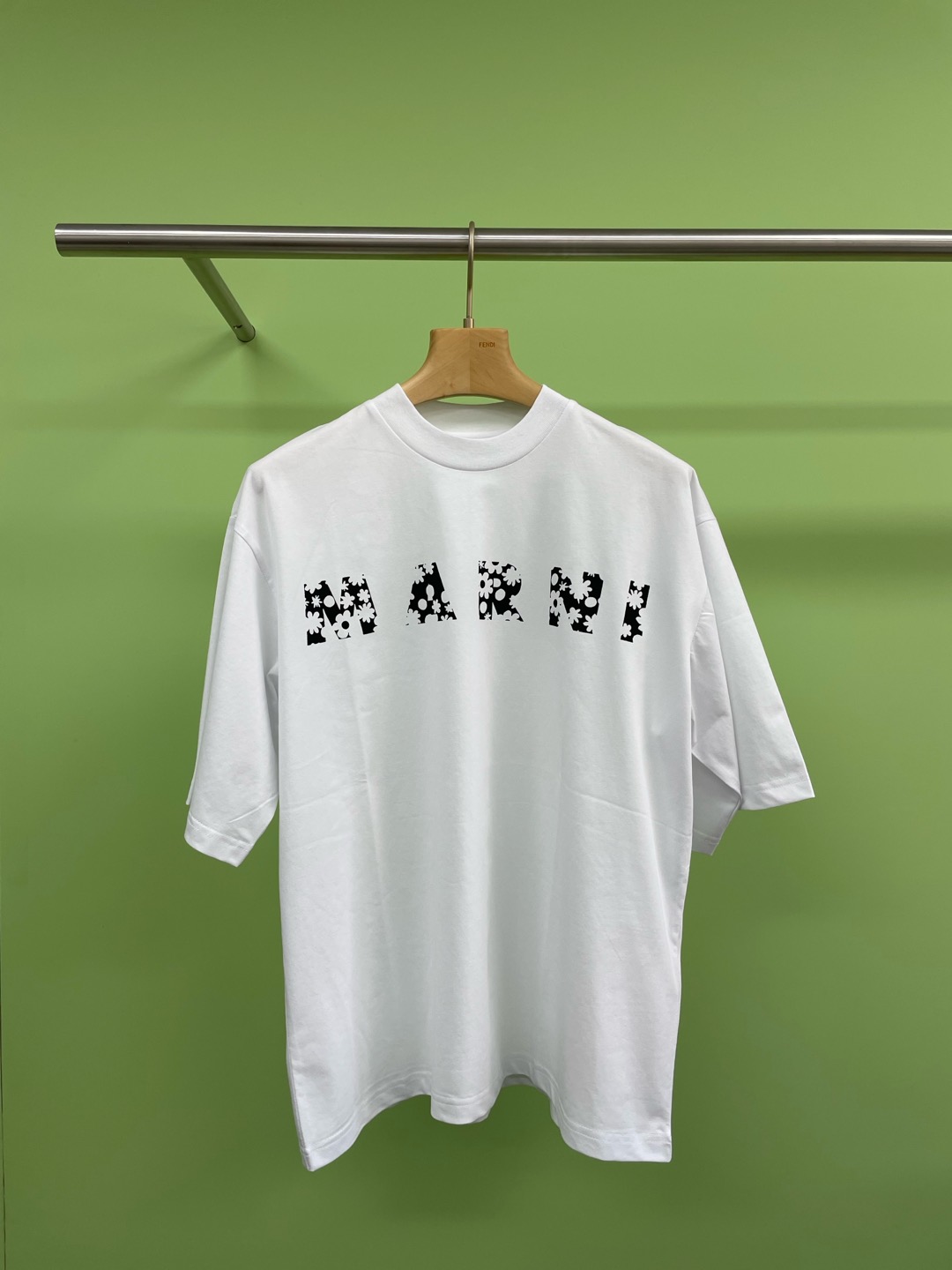 NO:295141,MARNI Spring and Summer New Women's Letters LOGO Short-Sleeve Round Neck T. This short-sleeved Marni logo inspired by the small daisy petals is a must-have item for spring and summer. It is both cute and fashionable. The simple letter design gives people a relaxed and comfortable feeling. The loose style and comfortable to wear. Whether worn alone or as an inner wear, it can show the elegant temperament of women. The high-quality pure cotton fabric is moisture-absorbing and breathable, and it is very comfortable to wear. The unique printing process makes this T-shirt more distinctive. Whether it is matched with jeans or short skirts, it can easily create a fashionable spring and summer outfit. This T-shirt is a classic work of the MARNI brand. Whether it is used as daily outfits or parties, it can make you the focus of everyone's attention.  SML, marni, skirts, jeans, T-shirt, tees, t-shirt, alexander wang19860909MARNI春夏新品女士字母LOGO短袖圆领T,这款以小雏菊花瓣为灵感的波浪型Marni logo的短袖圆领T恤衫,是春夏的必备单品,既可爱又时尚,简约的字母设计,给人一种轻松自在的感觉,宽松的版型,穿着舒适,无论是单穿还是作为内搭,都能展现出女性的优雅气质,优质的纯棉面料,吸湿透气,穿着起来非常舒适,独特的印花工艺,让这件T恤更具特色,无论是搭配牛仔裤还是短裙,都能轻松打造出时尚的春夏穿搭,这款T恤衫是MARNI品牌的经典之作,无论是作为日常穿搭还是参加派对,都能让你成为众人瞩目的焦点. 码数SML,,marni,skirts,jeans,T-shirt,tees，t-shirt,alexander wang,Women's clothing