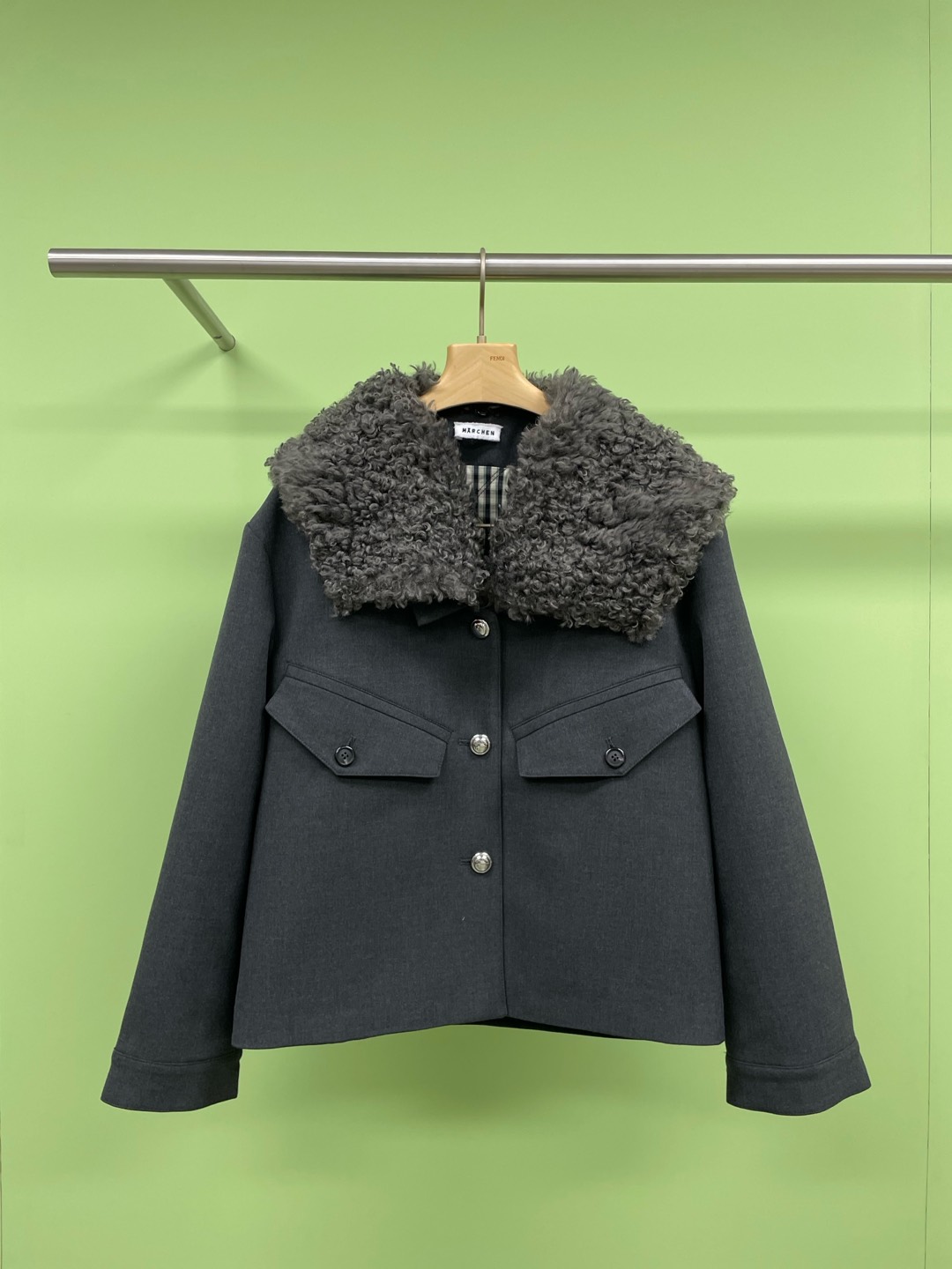 NO:295133,MARCHENAW24 autumn and winter new Budapest lamb wool collar jacket fashionable and versatile lapel top, tone and warmth coexist, removable lamb wool collar jacket, cotton jacket deeply trapped in autumn and winter, effortlessly wear the blogger's fashionable feeling. This item in the south is enough. The jacket with a strong and luxurious atmosphere gives people a strong sense of warmth. The fur collar is a small curly lamb wool that can be detached. It has no foreign body feel when facing the neck, and it has a soft and soft texture. It has a straight silhouette, but it has a loose margin, hides the flesh and makes it look slim, and it is inclusive of various inner styles, which can easily deal with the autumn and winter matching of the seasons. The body owner  It is a light and warmth. Although it is a cotton jacket, the warmth effect is not bad. The quilting design is retro and fashionable, and it is also a classic slimming technique. The collar design is the most exquisite. The spliced ​​lamb fur lapel is made of a detachable design. The gentle light gray and the fluffy feel are very warm. It collides with the color of the clothes, eye-catching and layered, and full of styling. Imported shiny cotton   lamb fur collars jointly build warmth and light warmth. The gourd-shaped quilting is made using pleated cotton technology, which cushions the bloated feeling of the cotton jacket, and retains excellent warmth and lightweight clothing experience. The upper body feels zero and has no burden.  SML, Jackets & coats,alexander wang19860909MARCHENAW24秋冬新款布达佩斯羊羔毛领外套时尚百搭翻领上衣,调性与温暖并存,可拆卸羊羔毛领外套,深陷秋冬的棉服外套,毫不费力穿出博主的时髦感,南方过冬这件足矣,带有浓郁静奢气息的外套,上身就给人一种强烈的温暖感,毛领是可以拆卸的小卷度羊羔毛,贴着脖子完全没有异物感,柔软绵糯的质感,直身廓形版型,修身但有宽松余量、藏肉显瘦,包容各种内搭造型,轻松应对换季的秋冬搭配,衣身主打一个轻盈保暖,虽然是棉服但是保暖效果也不差的,绗缝的设计复古时髦也是经典的显瘦手法,领子的设计最讲究,拼接的羊羔毛翻领做了可拆卸的设计,温柔的浅灰色加上毛茸茸的蓬松感,看着都很温暖,和衣身的颜色互相碰撞,吸睛有层次、造型感满满,进口天丝棉 羊羔毛领,共同构筑温暖,轻盈温暖,采用了裥棉工艺制作葫芦型绗缝,缓冲了棉服臃肿感,又保留了优秀的保暖性能和轻巧的着衣体验,上身零感无负担. 码数SML,,jackets & coats,alexander wang,Women's clothing