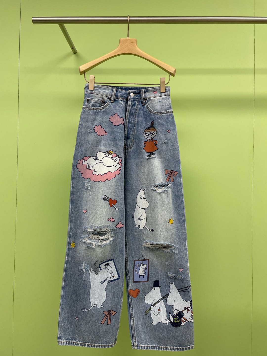 NO:295123,ACNE STUDIOS and Moomin's series are a joyful celebration of all the lovely things this year, from the collaboration between Sandy Liang and Monchhichi, to the collaboration between TONYMOLY and Squishmallows, as it is approaching the end, Acne Studios is embracing this whimsical spirit with a charming collaboration with Moomin, immersing us in Tove  Jansson) In the charming Moomin world, these jeans use retro wash-water to create a unique old-fashioned feeling, as if they have experienced the baptism of time and exudes a different charm. The cartoon ripped design adds a sense of fashion, making the jeans no longer monotonous and boring. The straight-leg style modifies the leg lines, making them look slender and straight, easily creating a perfect body proportion. The embellishment of cartoon patterns makes the jeans instantly lively, whether it is a cute cartoon.  Images and fresh floral patterns can add a touch of bright color to your spring trip. Whether paired with a T-shirt, suspenders or shirts, you can easily create different styles of outfits. Wearing this retro wash-water ripped straight jeans can become the focus of the crowd whether it is shopping, dating or traveling. It can not only show your fashion taste, but also make you feel a little cool in the hot summer. Come and try this cute spring trip outfit.  SML, acne studios,dior,jeans,shirts,tees,t-shirt,alexander wang19860909ACNE STUDIOS 与姆明的系列,今年可谓是一场对所有可爱事物的欢乐庆典,从桑迪·梁（Sandy Liang）与蒙奇奇（Monchhichi）的合作,到托尼魅力（TONYMOLY）与棉花糖玩偶（Squishmallows）的携手,随着接近尾声,艾克妮工作室（Acne Studios）正以一场迷人的与姆明（Moomin）的合作来拥抱这种奇思妙想的精神,让我们沉浸在托芙·扬松（Tove Jansson）那迷人的姆明世界里,这款牛仔裤采用复古洗水做旧设计,打造出独特的旧旧感,仿佛经历了岁月的洗礼,散发着别样的韵味.卡通破洞设计更是增添了时尚感,让牛仔裤不再单调乏味,直筒版型修饰了腿部线条,显得修长又笔直,轻松打造出完美身材比例,卡通图案的点缀,让牛仔裤瞬间变得活泼起来,无论是可爱的卡通形象,还是清新的花卉图案,都能为你的春日出行增添一抹亮色,无论是搭配T恤、吊带还是衬衫,都能轻松打造出不同风格的穿搭,穿上这款复古洗水做旧破洞直筒牛仔裤,无论是逛街、约会还是旅行,都能成为人群中的焦点,它不仅能展现你的时尚品味,还能让你在炎炎夏日中感受到一丝清凉,快来尝试一下这款可爱的春季出行穿搭吧. 码数SML,,acne studios,dior,jeans,shirts,tees，t-shirt,alexander wang,Women's clothing