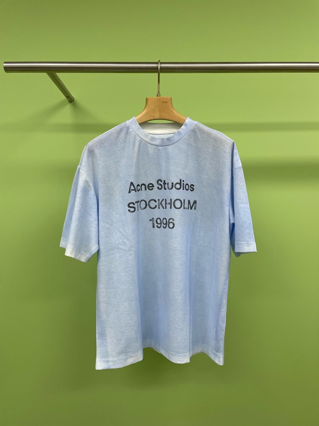 NO:295118,I secretly tell you that I am a new member of the 1996 series, acnestudios spring and summer new sauté T-shirt, this is the feeling of year. The super-good Acne Studios 1996 series is really amazing. The fabric is washed and used to make it old, and the mottled and old feel is just right. The American retro vintage instantly grasps it, as if you can have the instant retro charm when you wear it. It is simply a literary style and a fashionable sense. Paired with a pair of high-waisted pants, it will immediately enhance the overall temperament and make you the focus of the street. In general, Acne Studios' old 1996 Tee is definitely a must-have item in the closet. Whether it is a daily date or a best friend's party, you can easily hold various occasions and quickly make yourself a fashionable icon. Number of code XSSM, acne  studios,dior,tees,t-shirt,alexander wang19860909偷偷告诉你,我是1996系列的新成员,acnestudios春夏新款炒色T恤,年份感这不就有了,超神的Acne Studios 1996系列,拿到手真的是很惊艳,面料水洗做旧很软糯舒服,斑驳的做旧感恰到好处,美式复古vintage瞬间拿捏,仿佛穿上就能拥有瞬间复古的魅力,简直就是文艺范儿和时尚感并存,搭配一条高腰裤,立马提升整体气质,让你成为街头的焦点,总的来说,Acne Studios的做旧1996 Tee绝对是衣橱里的必备单品,无论是日常约会还是闺蜜聚会,都能让你轻松hold住各种场合,快快让自己成为时尚icon吧. 码数XSSM,,acne studios,dior,tees，t-shirt,alexander wang,Women's clothing