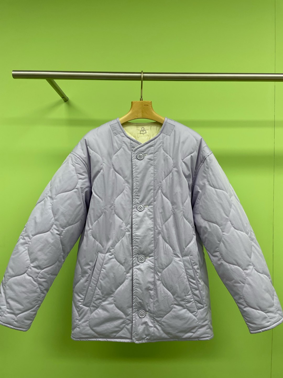 NO:295108,Isabel Marant's new arc-shaped graphic taro purple warm double-sided two-sided cotton jacket, which is a happy double-sided wearable, who knows?  Unlocking the winter atmosphere outfit, taro purple is really too tender, the light purple is romantic and healing, gentle and white, unique lace diamond quilting design, light and warm and contoured, the reverse apricot color is undefeated, the representative of pure, gentle and elegant temperament, no burden, no pressure on the body, the minimalist round neck and four-eye button are classic and simple, not only thick and warm, but also super versatile, the loose design gives the body enough space to move around and not feel restricted, the Korean style is simple but not without fashion, the diamond pattern adds a bit of design sense, whether it is matched with jeans or casual pants, it can be easily controlled, showing a different style. SML, jeans, jackets & coats, alexander wang19860909Isabel Marant 秋冬新款圆弧图形香芋紫保暖双面两穿棉服外套,双面可穿的快乐,谁懂啊？解锁冬日氛围感穿搭,香芋紫真的太显嫩了,淡淡的紫的浪漫治愈,温柔巨显白,独特花边菱型绗缝设计,轻便保暖有廓刑,反面杏色四季不败的百搭色系,纯净温柔优雅气质的代表,没负担完全不压身,极简圆领搭配四眼扣经典简约,不仅厚实保暖,而且超级百搭,宽松的设计让身体有足够的活动空间,不会觉得束缚,韩版的风格,简约而不失时尚感,菱格的图案更是增添了几分设计感,无论是搭配牛仔裤还是休闲裤,都能轻松驾驭,展现出不一样的风格. 码数SML,,jeans,jackets & coats,alexander wang,Women's clothing