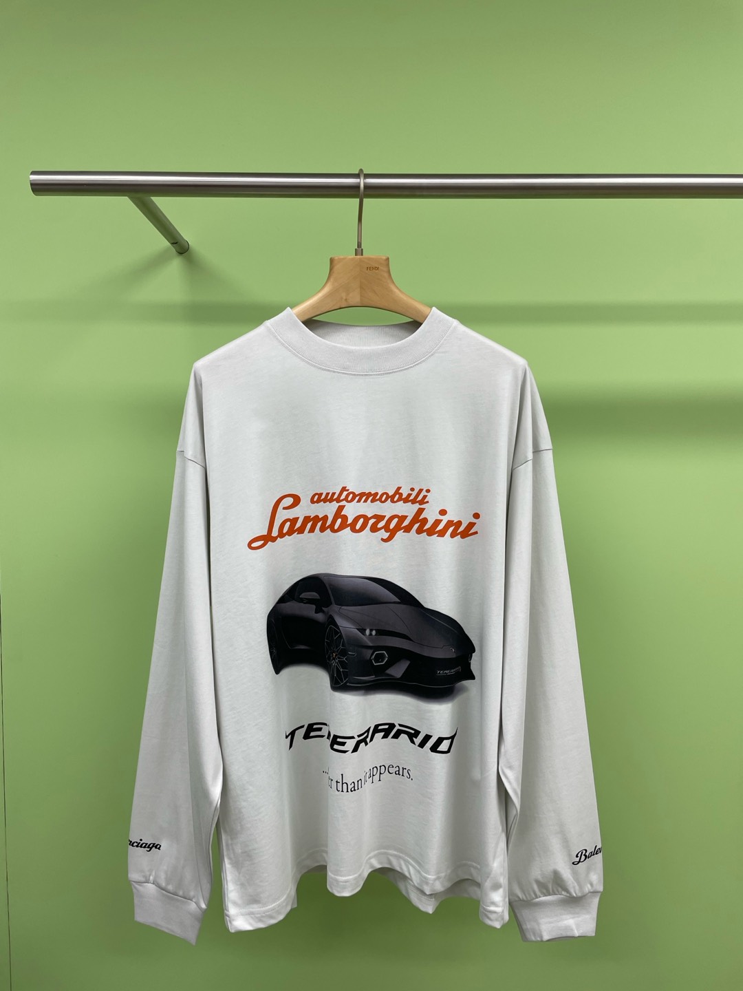 NO:295080,Balenciaga Automobili Lamborghini joint series long-sleeved T-series washing fading effect, whether it is cool or not, it is undoubtedly another hit this year. I bought the original version as soon as possible. The front and back prints adopt the imported Kangli machine direct-shot printing process. The second wash of ready-made garments is all manually positioned and worn by the master   positioned hand-painted graffiti technology. The correct version details are restored to the authentic product, 