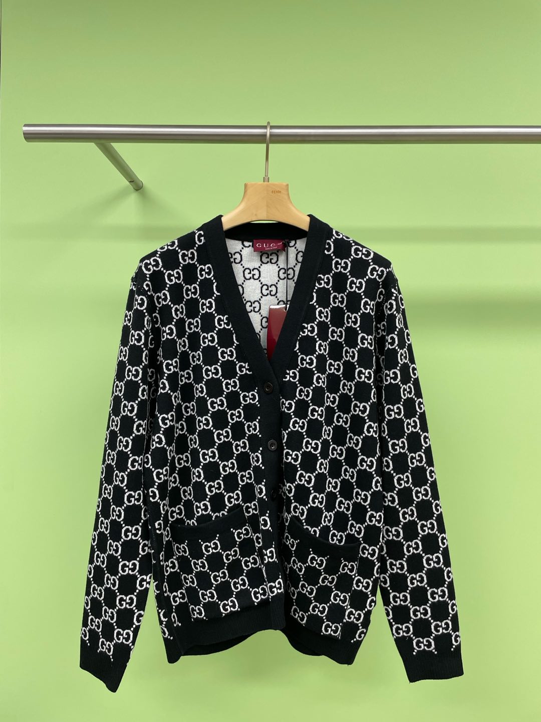 NO:295070,GUCCI Gucci double G full-print knitted cardigan, color-dyeing wool blended cotton yarn, high-weight, high-density, ultra-high quality, soft and delicate wool-friendly, soft and smooth, and the feel is not ordinary comfortable. All color-dyeing high-weight cotton yarn, ensuring no color difference, adopts four-empty knitting method, which is firm and textured, durable and does not change, and is not easy to pill, with a soft and warm comfort, and it is absolutely amazing to wear and not wear alone, and classic knitted clothing adopts exquisite details and iconic brand symbols to refine charming  Strength, this V-neck cardigan is made of graphite black and ivory white knitted cotton and wool blend. The fabric is ingeniously created with a round interlocking double G patch on the chest, injecting low-key brand identity connotation into the entire design. It is simply amazing. All imported looms are produced, with clear details, full details, and tightly grasping the details. The upper body effect is very good. No matter how you match it, it looks high-end and generous. The high-end feeling is simply versatile. It is a must-have for everyone. Gucci, Gucci, Alexander  wang19860909GUCCI古驰双G满印针织开衫,对色定染羊毛混纺棉纱线,高克重高密度超高品质,毛料柔软细腻亲肤,触感软糯丝滑,手感不是一般舒服,全部对色定染高克重棉纱线,确保无色差,采用四空针织法,紧实而又有质感,耐穿不变型不易起球,具有柔软保暖的舒适感,单穿也不扎身简直绝绝子,经典针织服饰采用精致细节和标志性品牌符号焕新演绎迷人魅力,这款V领开衫以石墨黑搭配象牙白针织棉羊毛混纺,面料匠心打造胸部缀饰圆形互扣式双G贴饰,为整个设计注入低调的品牌标识内涵,简直太绝了,全部进口织机出品,细节清晰可见,细节拉满,细节拿捏的死死的,上身效果非常棒,怎么搭配都显得高级大方,高级感拿捏简直太百搭啦,简直人手必备,,,gucci,gucci,alexander wang,Women's clothing