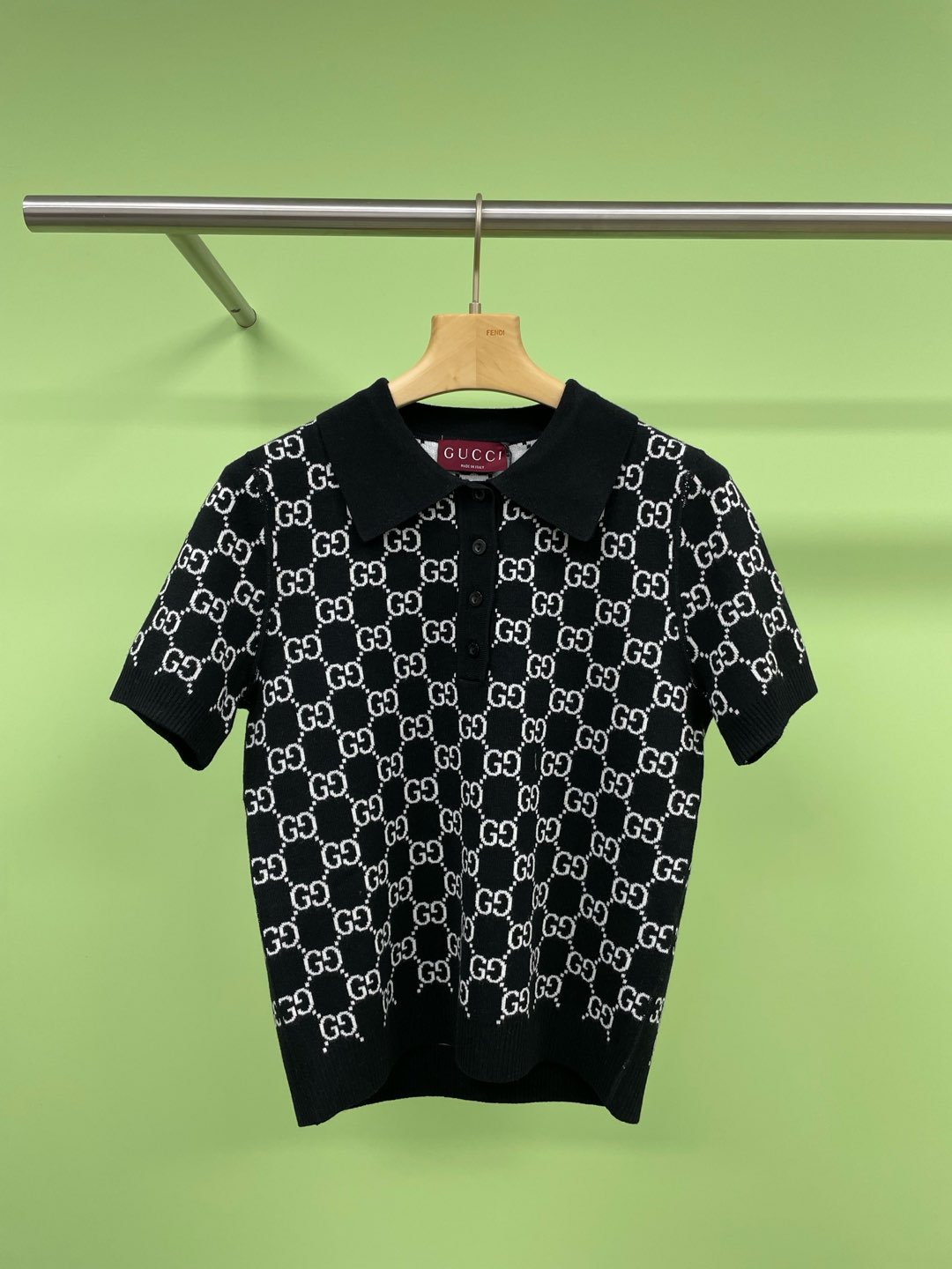 NO:295060,Gucci knitted jacquard Polo neck short-sleeved top, this jacquard short-sleeved sweater combines traditional aesthetics with modern practical elements, with a simple tailoring structure and classical elements exclusive to G. I like this style very much. The black and white   full-body jacquard design has a transparent feeling, making people shine. The upper body looks clean and gentle. The exquisite jacquard has a lace-like appearance. It is a super elegant style. The whole piece is crisp and elastic. The upper body is comfortable and not tight. It has a close-fitting skin-friendly and comfortable feeling, and it also has the practical wear of daily upper body. The small and short fit style is five-quarter sleeves and the loose and decent cuffs create a simple and elegant light and agile style, and it also has the charm of a big brand. The lapel design custom buttons are exquisite and delicate, which are very elegant and easy to put on and take off.  SML, gucci, gucci, T-shirt, alexander wang19860909Gucci针织提花Polo领短袖上衣,这件提花短袖针织衫,将传统美学与现代实用元素结合,既有简洁的剪裁结构,又具备G家专属的古典元素,好喜欢这个风格,黑白色＋满身提花设计,具有通透感,让人眼前一亮,上身显得干净温柔,精致的提花有着像蕾丝的外观,,超提气质的一款,整件质地挺括还有弹性,上身舒适不紧绷,既有贴身的亲肤舒适感,又有日常上身的实穿度,小短款合身版型,袖子是五分袖,宽松得体的袖口,营造素雅的轻盈灵动,亦不失大牌的韵味,翻领的设计定制钮扣,做工精巧细致,很有优雅感,也方便穿脱. 码数SML,,gucci,gucci,T-shirt,alexander wang,Women's clothing