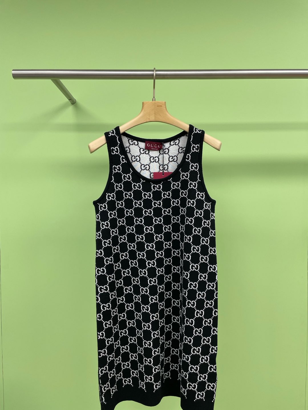 NO:295097,The God of Barbie in autumn and winter is just like this. Gucci double-G letter jacquard double-sided vest dress, single-sided layering is very nice. The slim-fit upper body perfectly shows the beautiful curves, showing the pure style to the fullest. The style really shows the figure. Its design is simply amazing. The classic double-G jacquard elements and the full logo jacquard craftsmanship highlight the luxury and uniqueness of the brand. This skirt covers it all over the body, and the jacquard craftsmanship makes the pattern lifelike and full of texture. The knitted material is soft and comfortable, and it will not feel prickly when worn close to the body. The style of the vest skirt is simple and fashionable. Whether it is worn alone or with a jacket, it can easily create different styles. The street fashion focus is high and the return rate is over. SML, gucci, skirts, jackets &  coats,alexander wang19860909秋冬叠穿的神人间芭比不过如此,Gucci双G字母提花双面穿背心连衣裙,单穿叠穿都非常的nice ,修身的版型上身完美展现优美的曲线,将纯欲风展现的淋漓尽致,版型真的巨显身材,它的设计简直太绝了,经典的双G提花元素,满 logo 的提花工艺,彰显着品牌的奢华与独特,而这款裙子将其布满全身,提花的工艺更是让图案栩栩如生,质感十足,针织的材质柔软舒适,贴身穿着完全不会有刺刺的感觉,背心裙的款式,简约又时尚,无论是单穿还是搭配外套,都能轻松打造出不同的风格,街头的时尚焦点,回头率爆表. 码数SML,,gucci,skirts,jackets & coats,alexander wang,Women's clothing