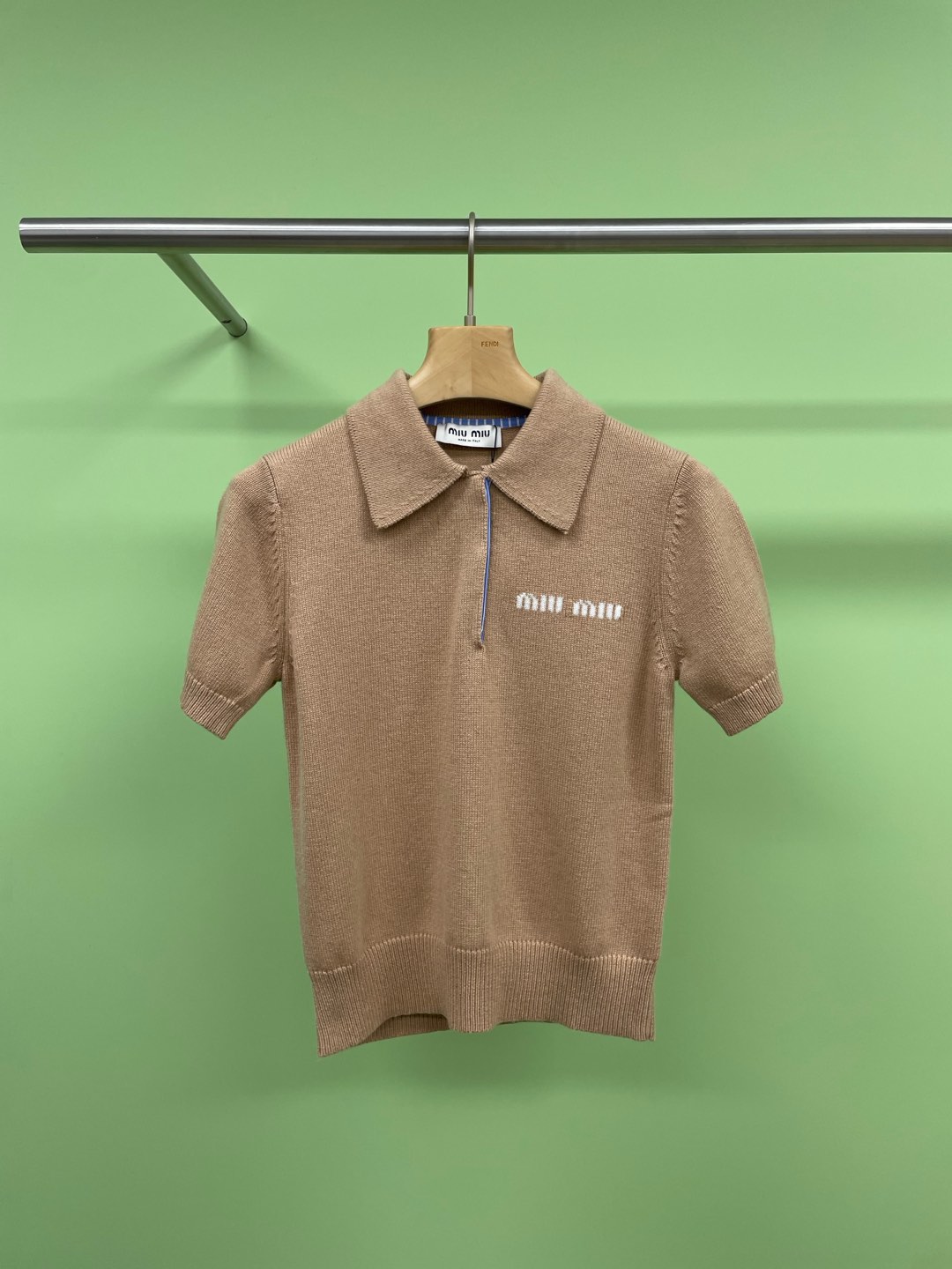 NO:295086,MiuMiu's new fashionable temperament, soft and skin-friendly H-shaped lapel contrasting color jacquard knitted short-sleeved sleeves, retro Polo shirt wants to transform into a retro fashionable Icon in one second?  Come on, let me recommend this super Feel retro Polo knitted short sleeves, V-neck tailoring, which not only makes you look slim, but also makes you easily create a swan neck. The short style is free of pressure on the outside and the inside. It is simply a versatile artifact in spring and autumn. Wearing it, walking on the street, the return rate is booming, not blowing, it is really beautiful. Moreover, this Polo knitted sweater is awesome, soft, skin-friendly, and comfortable to wear with your body, making you love it. Speaking of matching, it is a small case, paired with high-waist jeans, instantly turning into a retro college style; changing to a leather skirt, the elegant goddess style will be immediately available, and then wearing a pair of white shoes, which will reduce age and be fashionable, and the eye-catching index on the street is full. Size SML,,miumiu, skirts, jeans, T-shirt, alexander wang19860909MiuMiu早春新款时髦气质软糯亲肤H型翻领撞色提花针织短袖,复古Polo衫想要一秒变身复古时尚Icon？来来来,给你们安利这款超有Feel的复古Polo针织短袖,V领剪裁,不仅修身显瘦,还能轻松打造天鹅颈哦,短款版型,外穿内搭都无压力,简直是春秋必备的百搭神器,穿上它,走在街头,回头率爆表,不是吹,是真的美丽,而且,这款Polo针织衫质感棒呆,软糯亲肤,贴身穿也舒服到不行,让你爱不释手,说到搭配,简直是小case,搭配高腰牛仔裤,秒变复古学院风；换上皮裙,优雅女神范立马就有,再踩上一双小白鞋,减龄又时尚,出街吸睛指数满分. 码数SML,,miumiu,skirts,jeans,T-shirt,alexander wang,Women's clothing